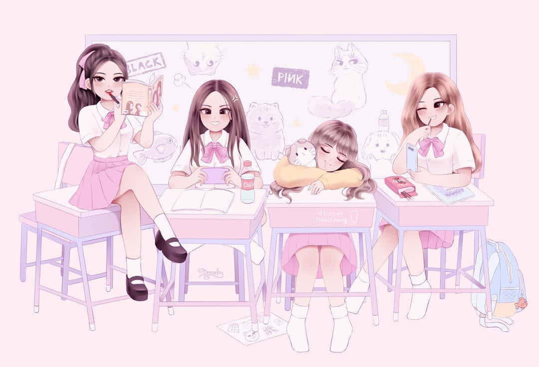 動漫女孩 桌布 壁紙 — 四個穿著粉紅色制服的動漫女孩坐在教室的書桌前，教室用貓貼紙和柔和色調裝飾。