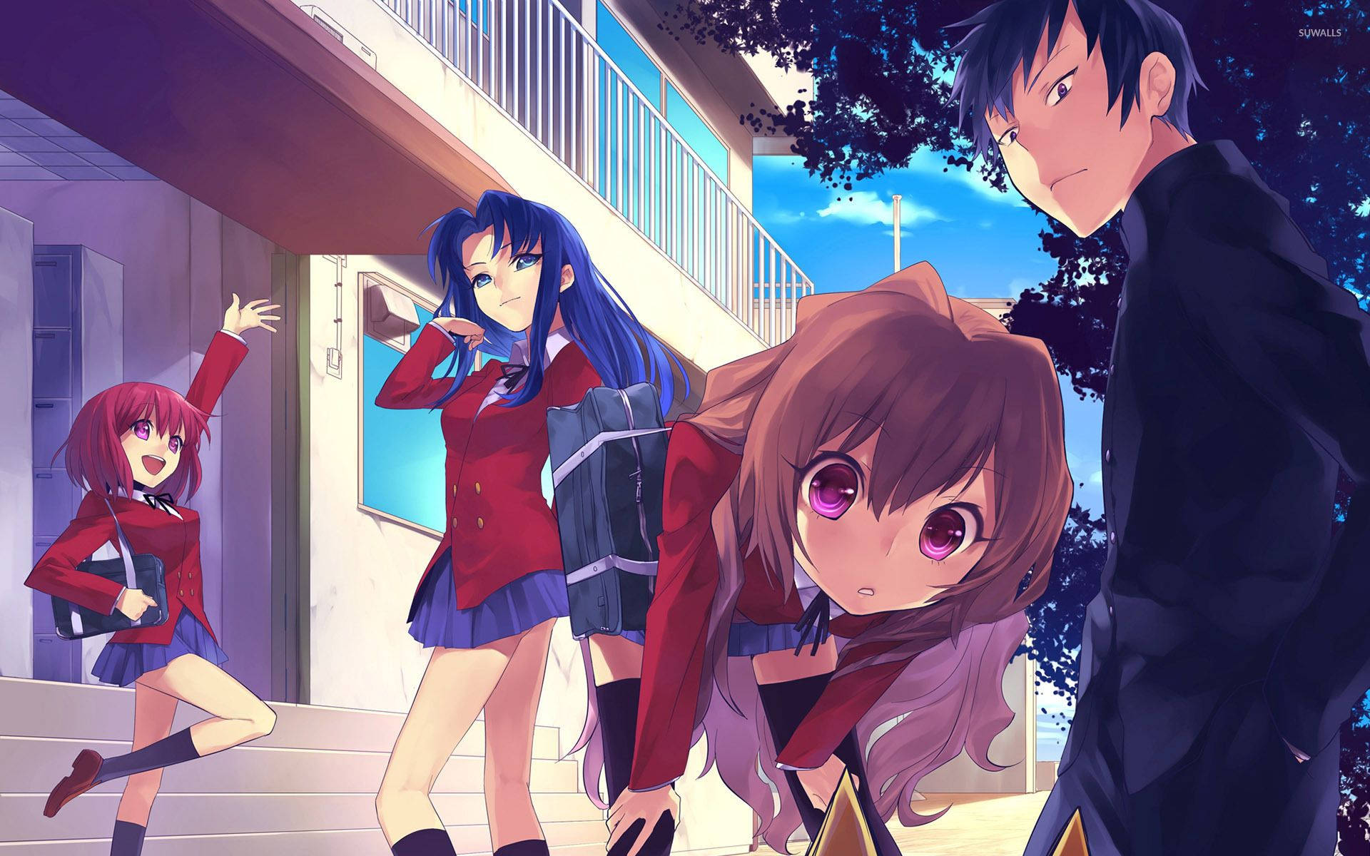 Toradora 桌布 壁紙 — 四個穿著紅色校服的動漫學生在藍天下陽光燦爛的學校樓梯上愉快地擺姿勢。