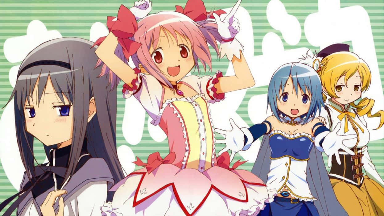 puella magi madoka magica 桌布 壁紙 — 四個穿著色彩繽紛服裝的動漫女孩，在帶有白色花卉圖案的綠色條紋背景前愉快地擺姿勢。