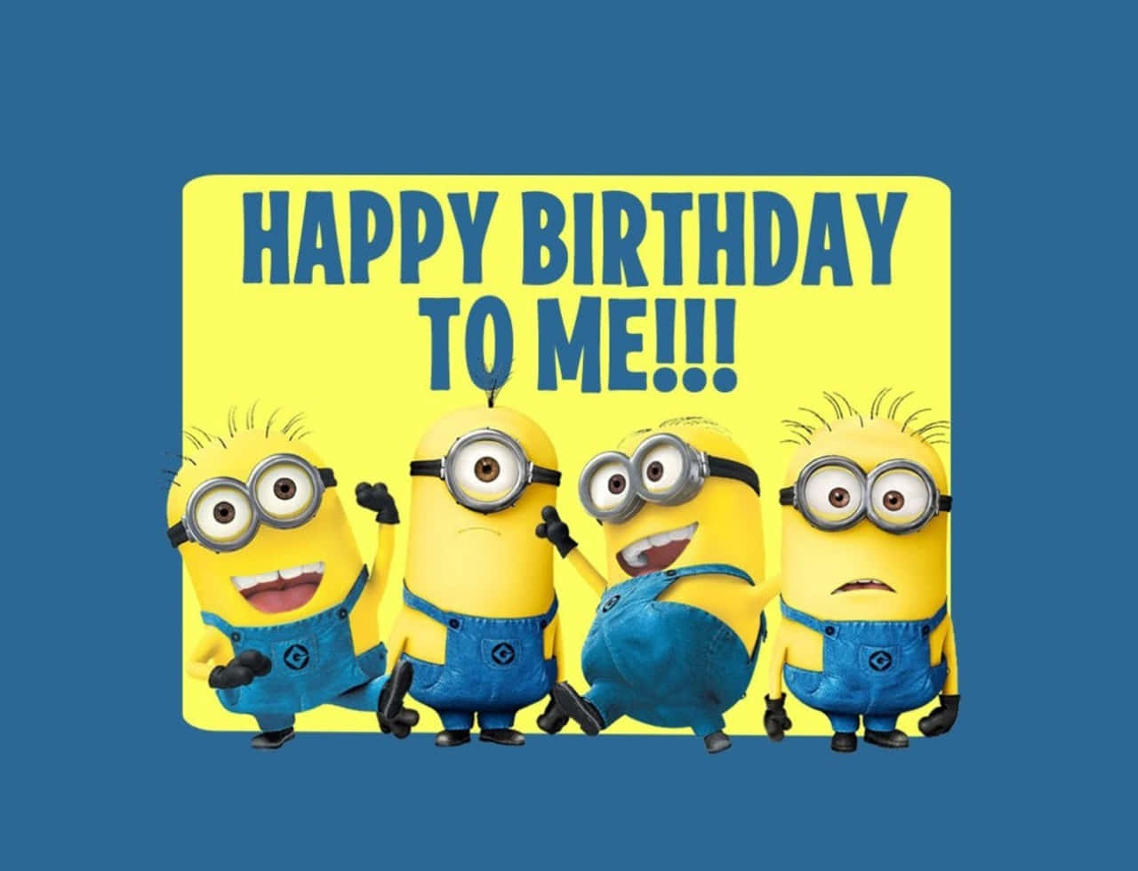 Funny Birthday 桌布 壁紙 — 四個穿著藍色工裝褲的開心黃色Minions在鮮黃色的「HAPPY BIRTHDAY TO ME!!!」標語牌後面，在純藍色背景前開心地擺姿勢。