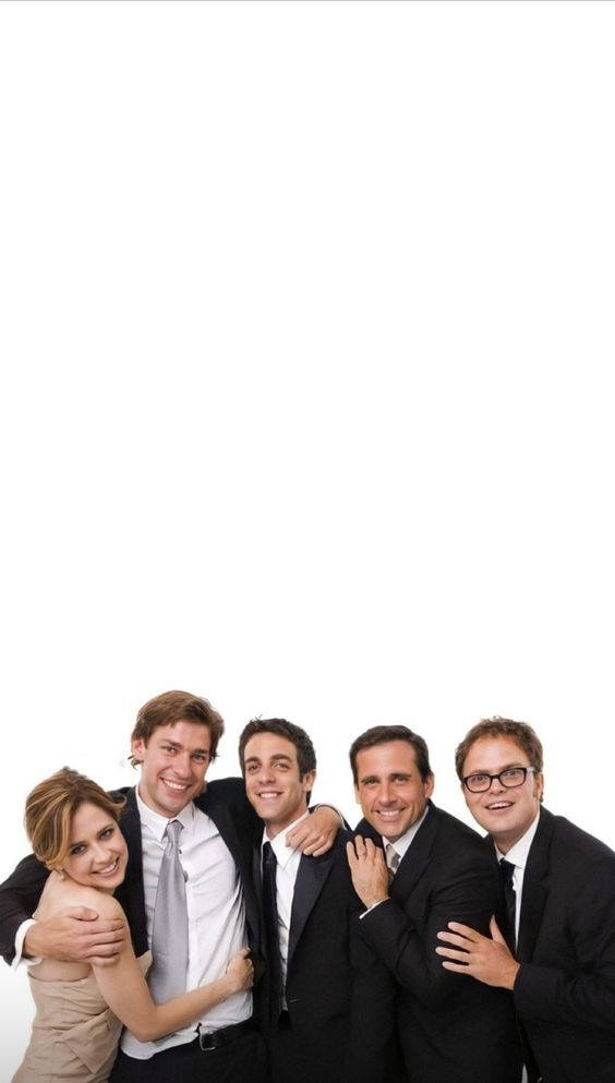Michael Scott 桌布 壁紙 — 四個穿著西裝、面帶微笑的人，在純白背景前緊緊擁抱。