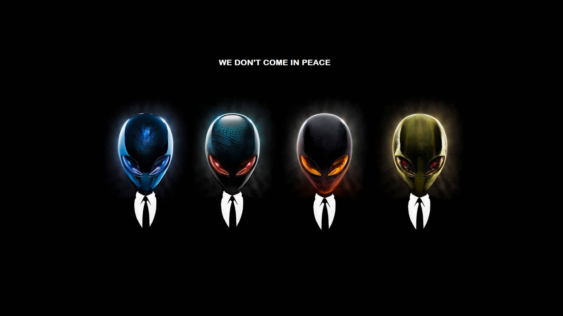 alienware logo 桌布 壁紙 — 四個穿著西裝的發光外星人頭顱站在黑色背景前，文字為我們不是來和平的。