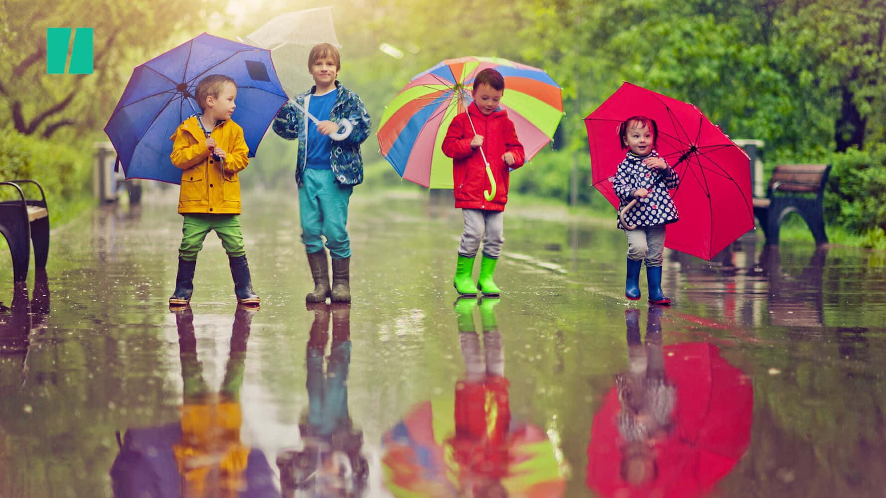 四個孩子拿著雨傘站在一個反射他們色彩繽紛衣物的雨水坑中。 — 下雨 GIF 壁紙
