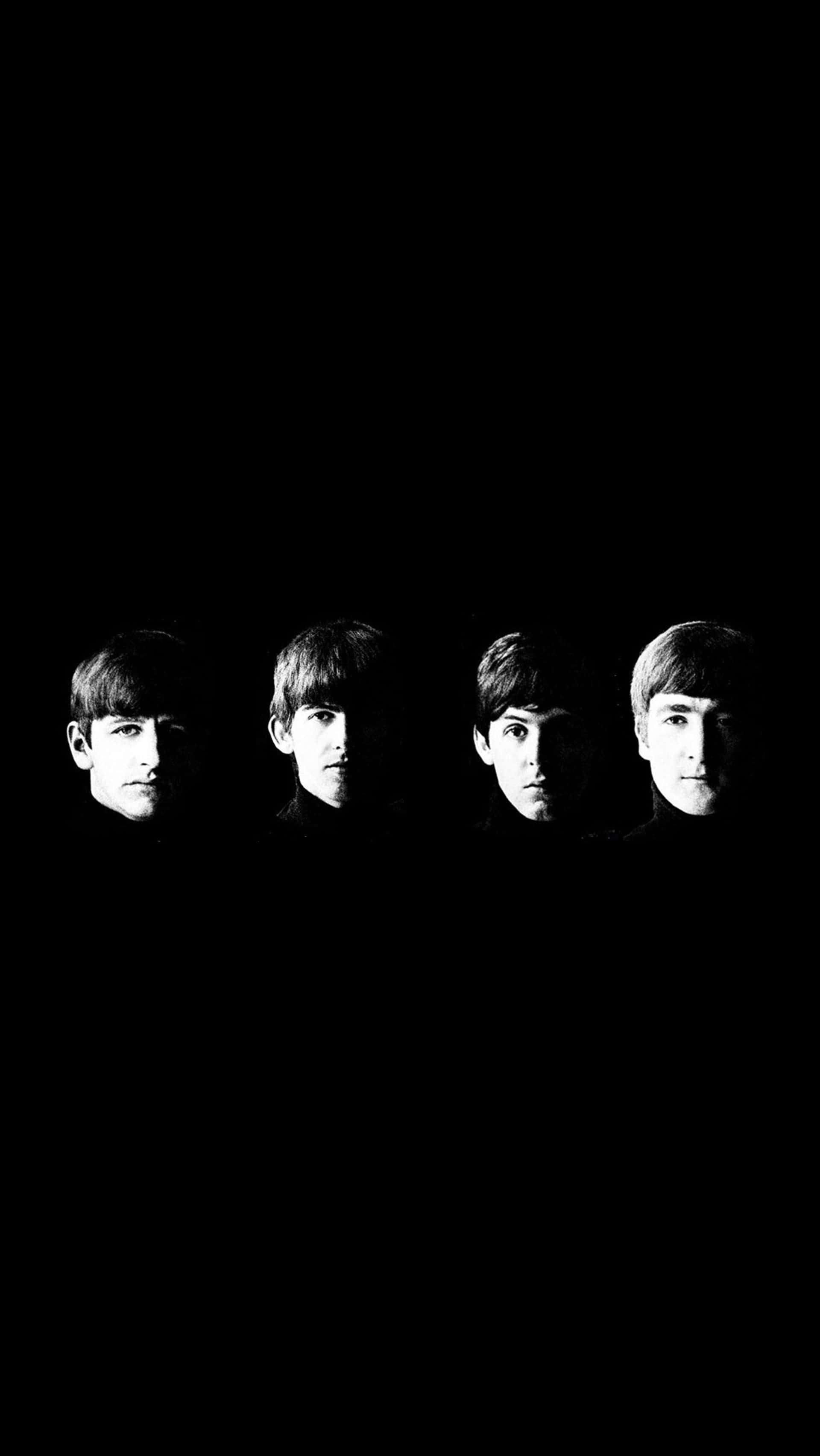 the beatles 桌布 壁紙 — 四個穿著黑色高領毛衣的男人在漆黑背景前凝視前方，呈現出強烈對比的黑白肖像。