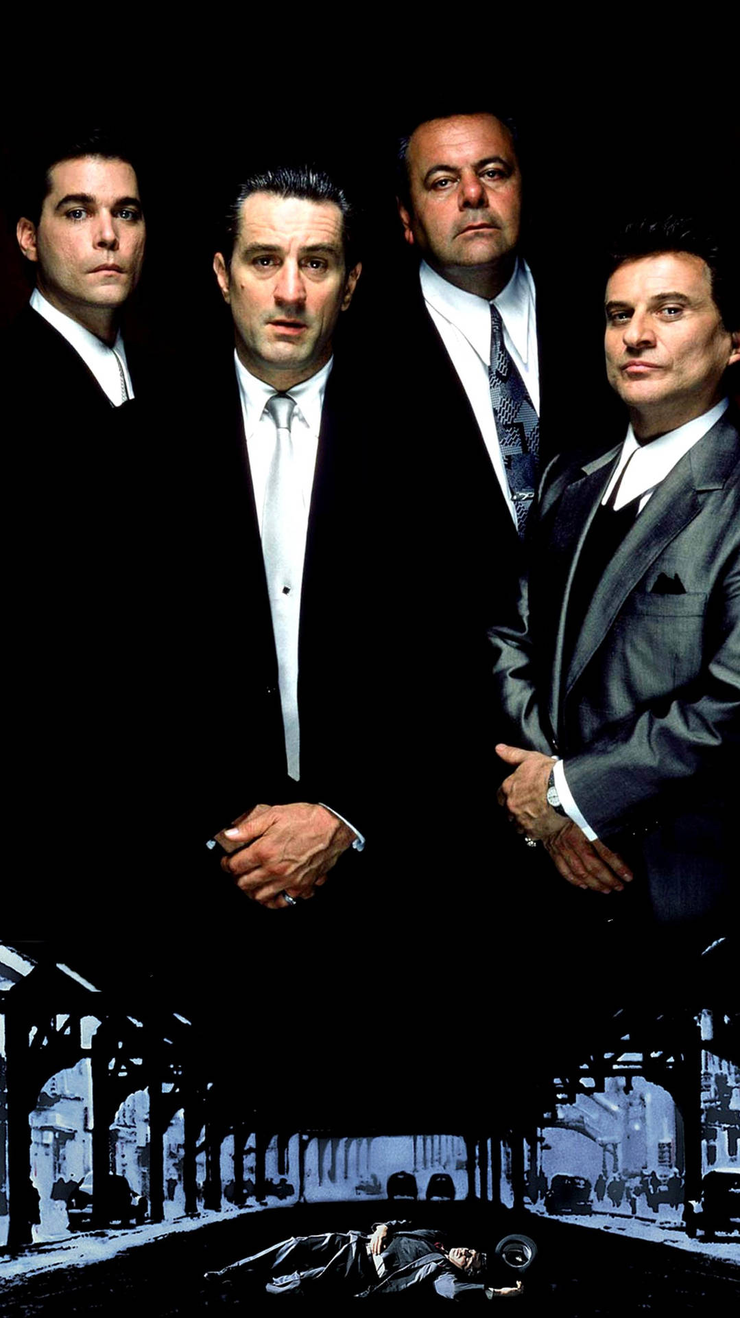 goodfellas 桌布 壁紙 — 四個穿西裝的男人在黑色背景前莊嚴地站立，上方是雪景街道，地上躺著一具屍體。