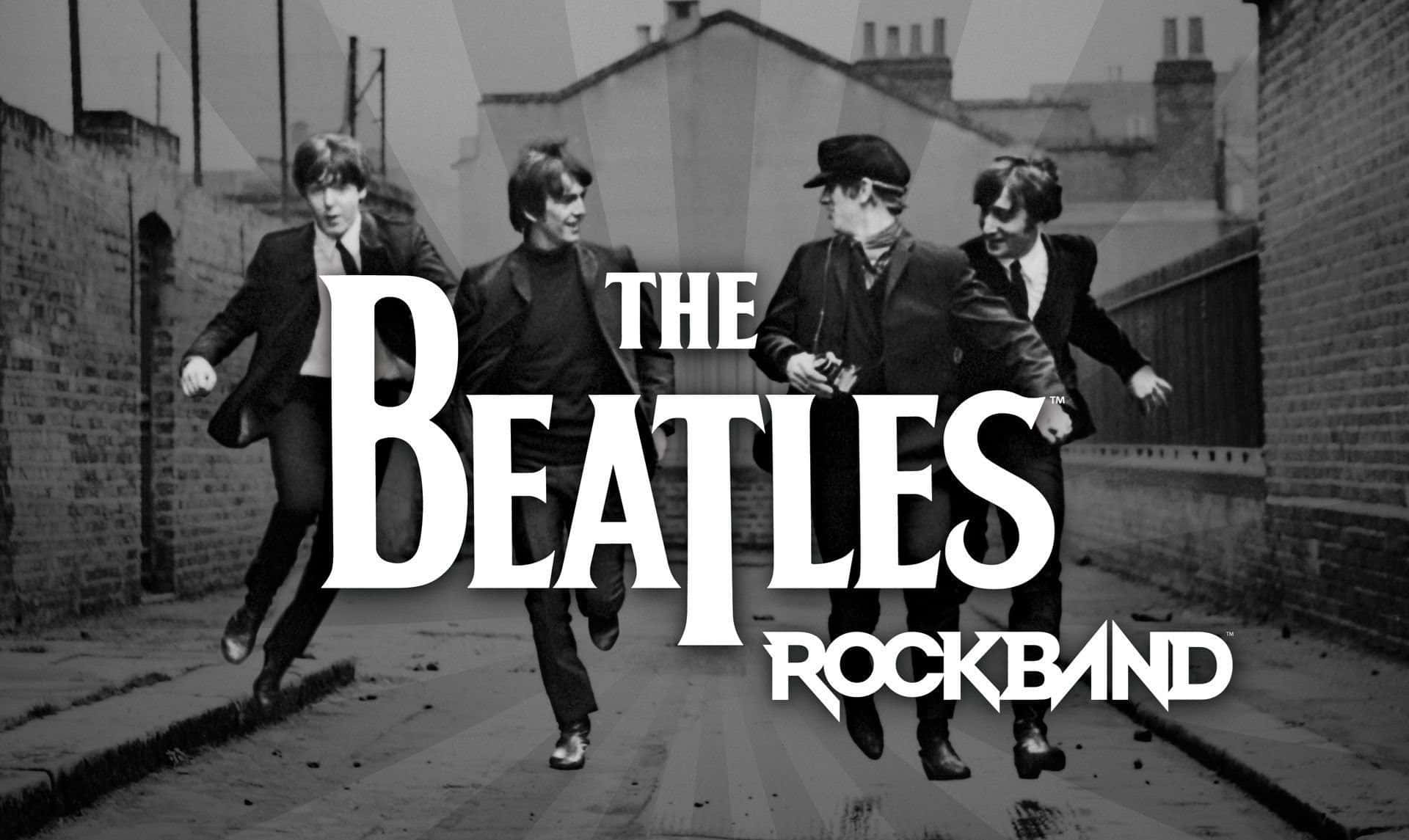 the beatles 桌布 壁紙 — 四個穿西裝的男人跑下一條狹窄的磚砌小巷，上面有粗體白色文字寫著 The Beatles Rock Band。