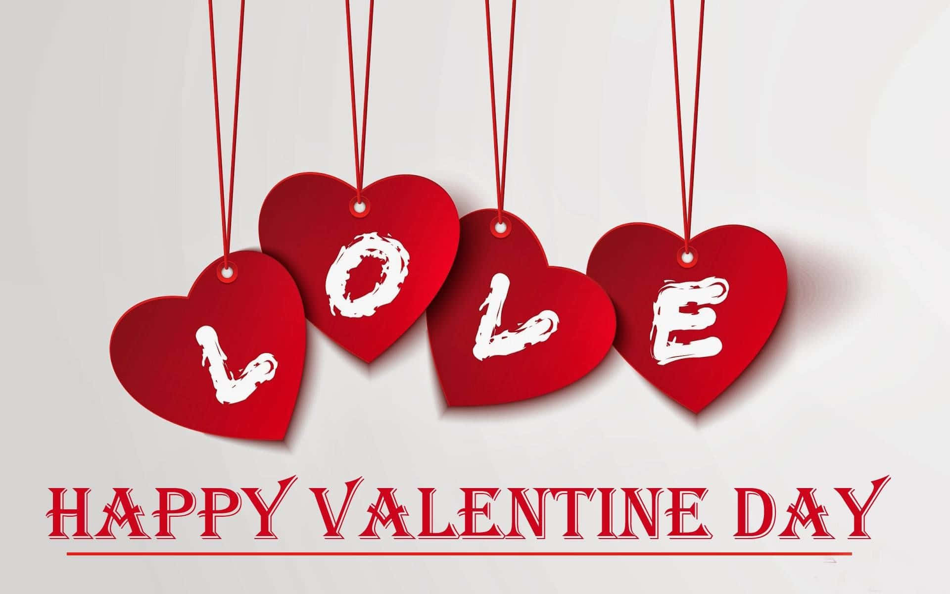 Happy Valentines 桌布 壁紙 — 四個紅色心形標籤拼出 LOVE，掛在白色背景上，下方有「HAPPY VALENTINE DAY」文字。