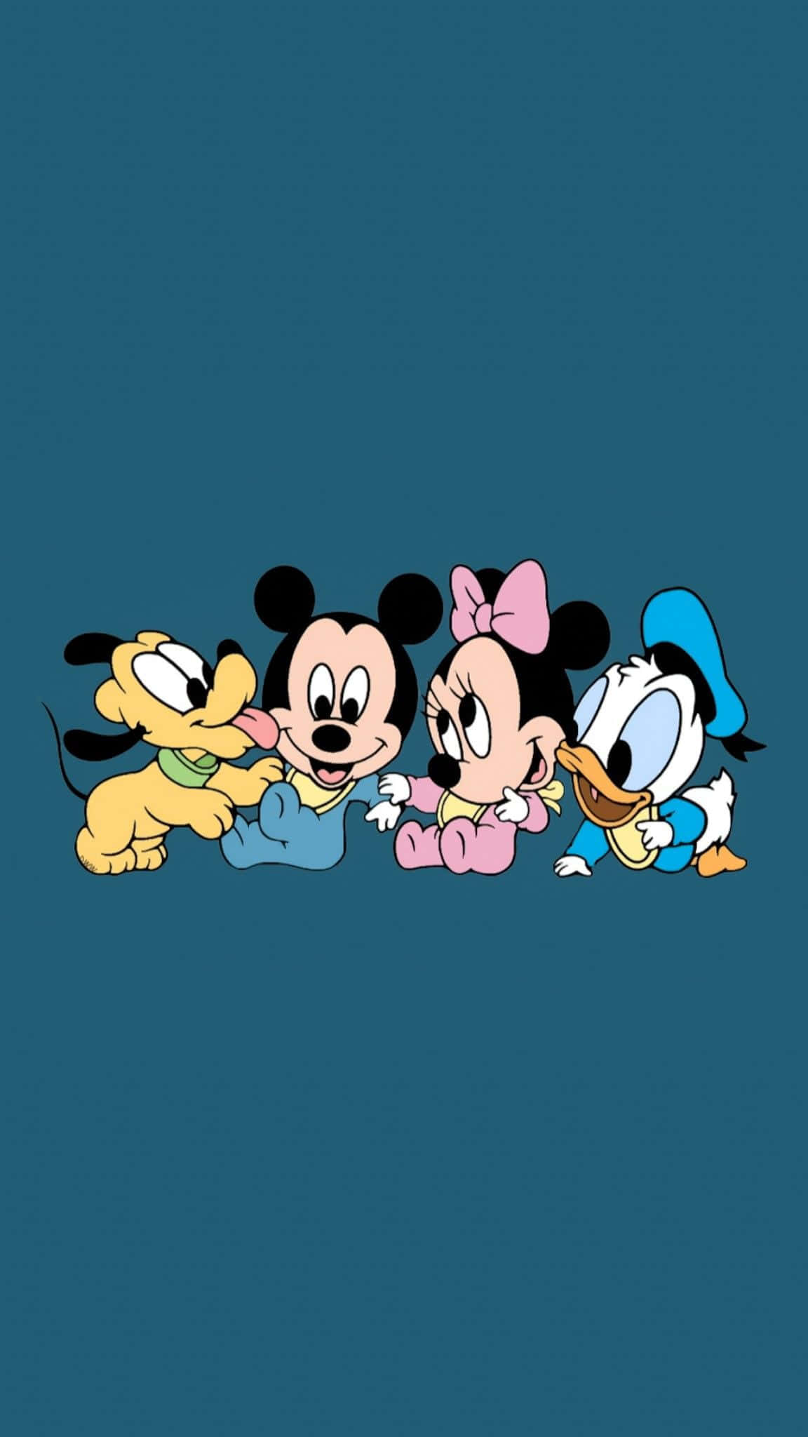 Cute Cartoon Characters 桌布 壁紙 — 四個經典迪士尼角色米奇、米妮、布魯托和高飛坐在純色藍綠色背景上。