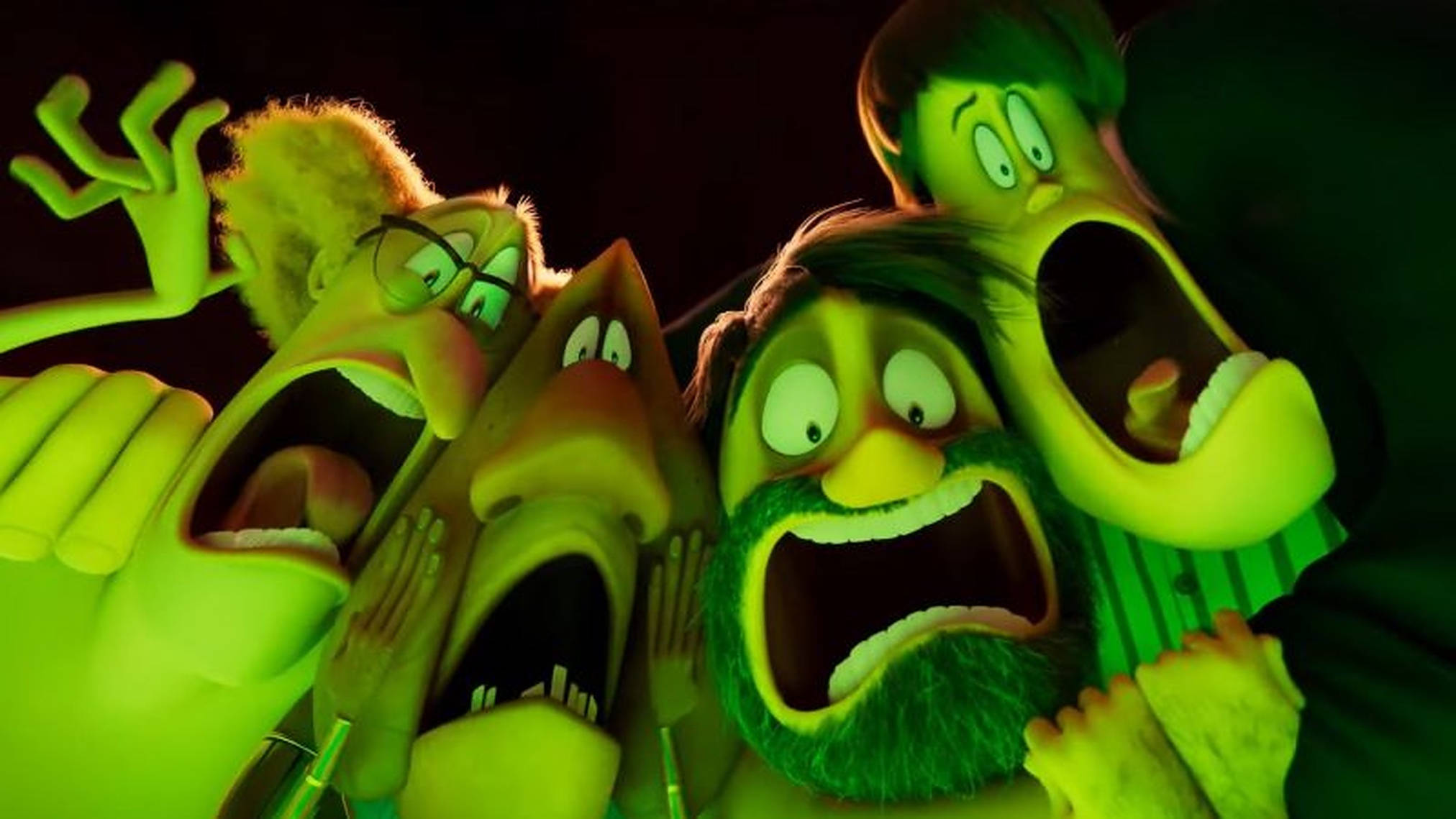 hotel transylvania transformania 桌布 壁紙 — 四個綠色動畫角色睜大眼睛、張開嘴巴，在黑暗背景中恐懼地尖叫。