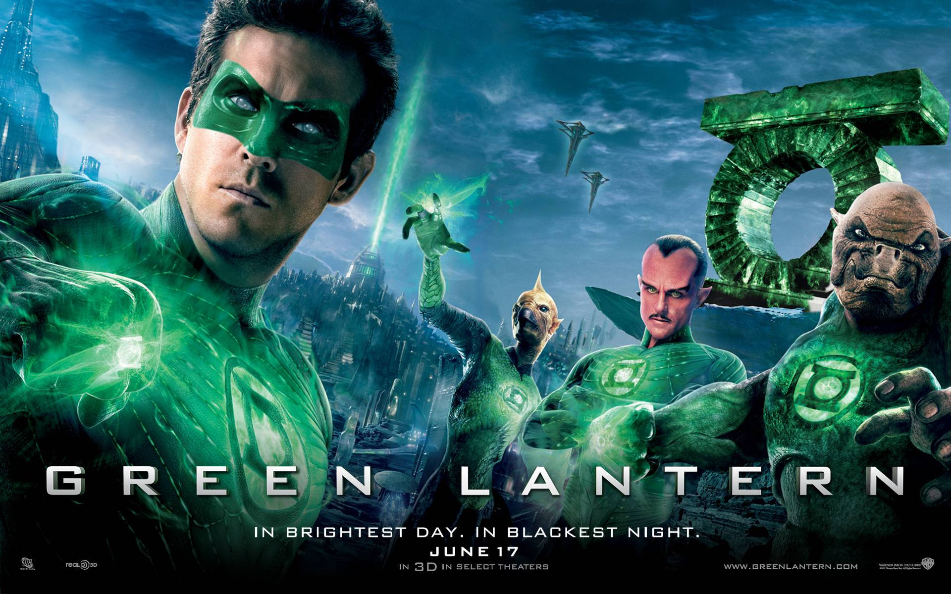 Lantern 桌布 壁紙 — 四個綠色燈籠穿著發光綠色套裝，在暴風雨的天空下，英勇地站在黑暗的未來城市景觀前。