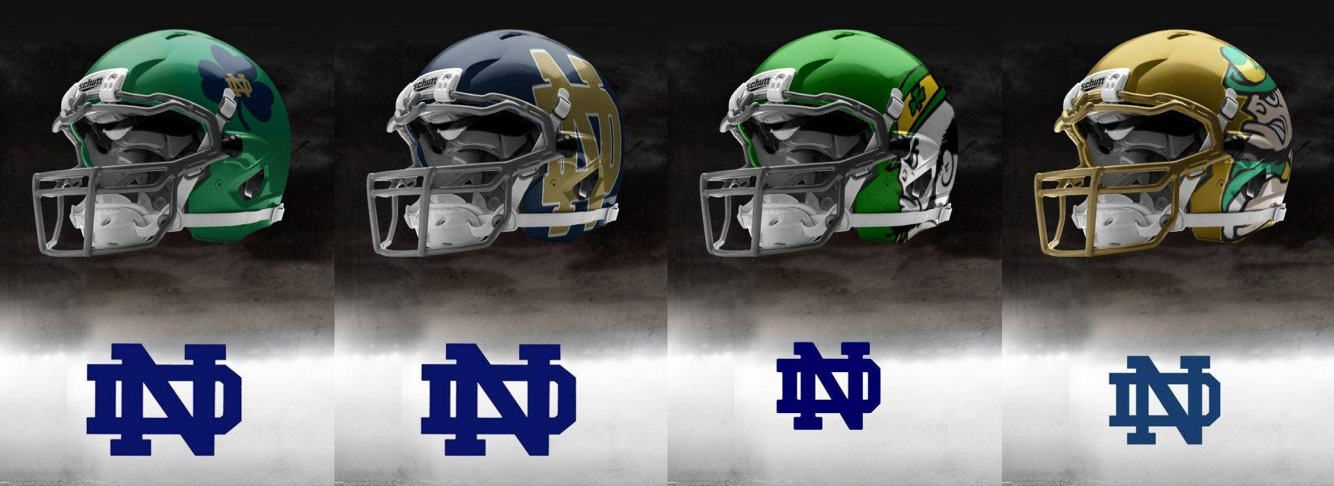 Notre Dame Football 桌布 壁紙 — 四個聖母大學美式足球頭盔，以綠色、金色和海軍藍色呈現，帶有球隊標誌，背景為煙灰色。