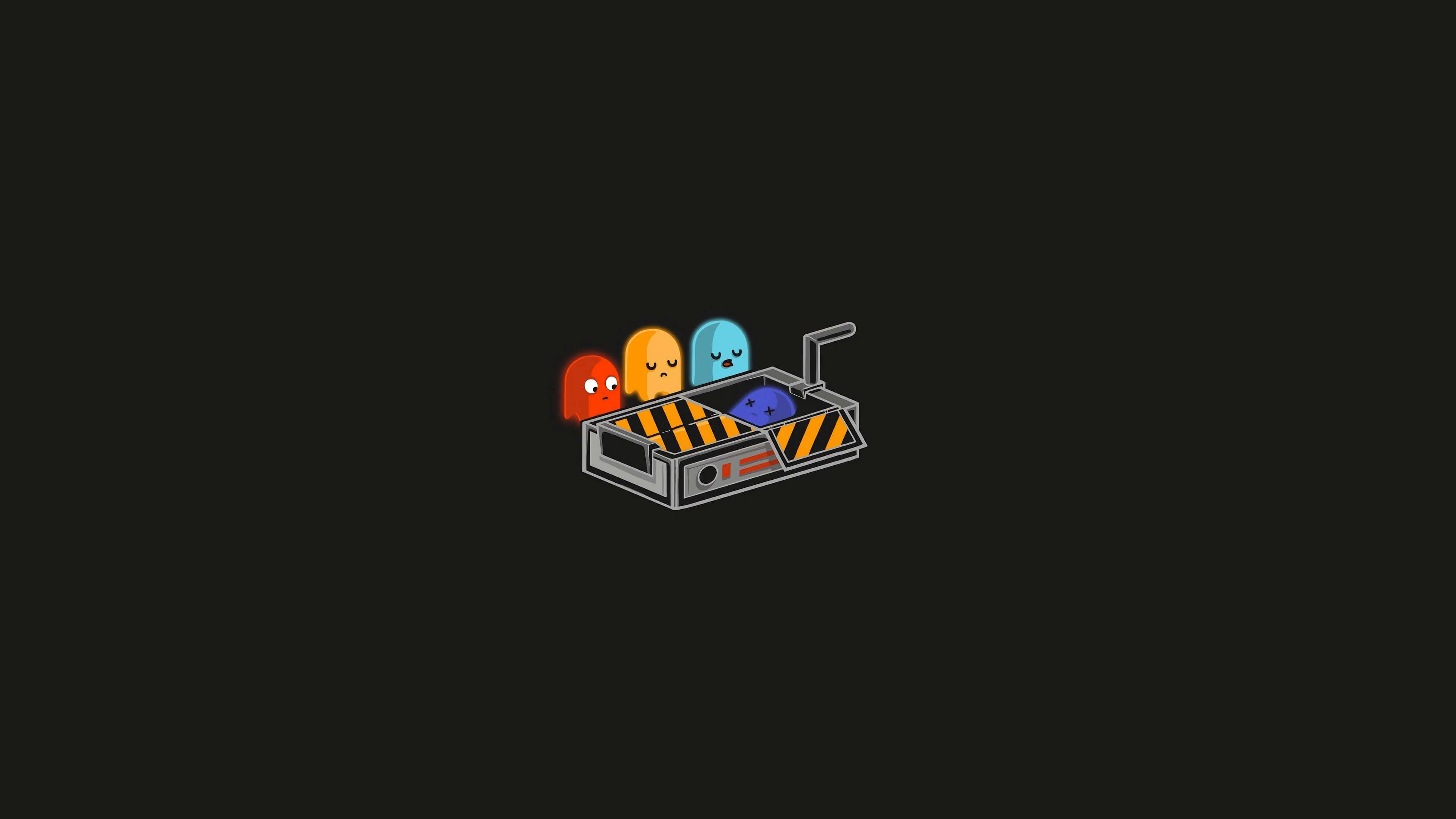 Minimalist Technology 桌布 壁紙 — 四個色彩繽紛的 Pac-Man 鬼魂在黑暗背景中靜靜地坐在一個小型工業手推車上。