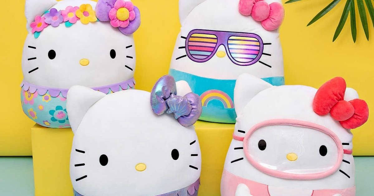 四個Hello Kitty毛絨玩具穿著色彩繽紛的服裝，在黃色背景上。 — Squishmallows 壁紙
