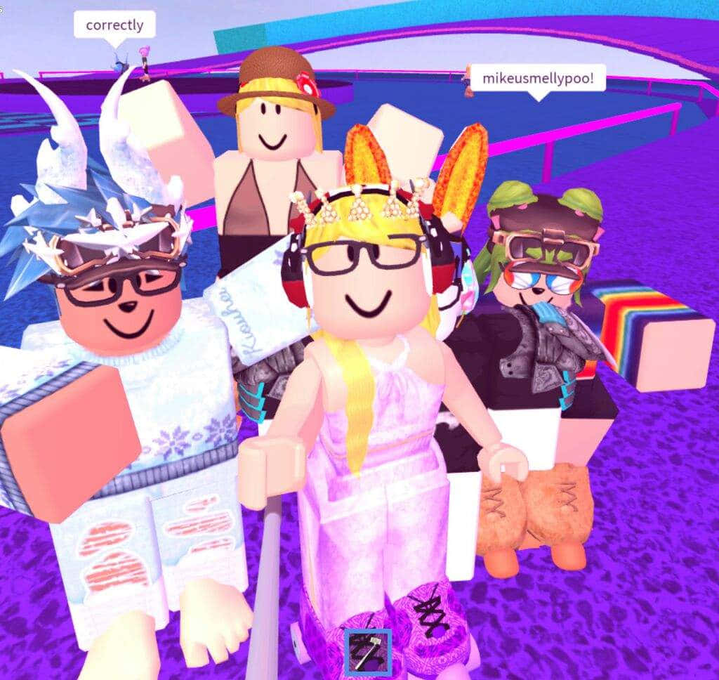 Roblox Bff 桌布 壁紙 — 四個色彩繽紛的Roblox虛擬角色，穿著獨特的服裝和配飾，在充滿活力的紫色數位環境中一起擺姿勢。