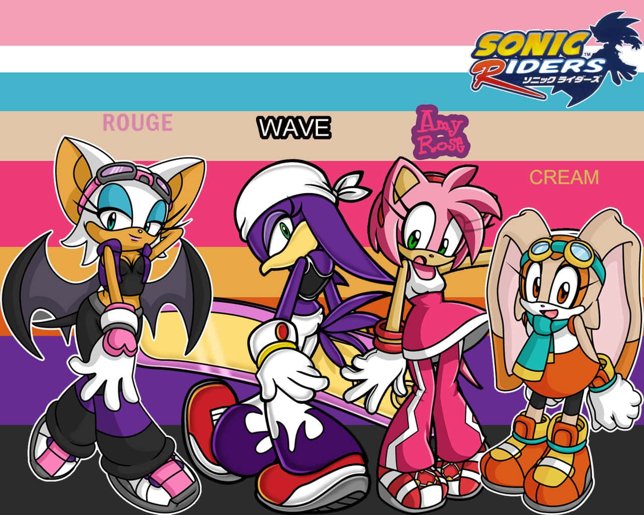 Rouge The Bat 桌布 壁紙 — 四個色彩繽紛的Sonic Riders角色在充滿活力的條紋背景前自信地擺姿勢，並帶有遊戲標題標誌。