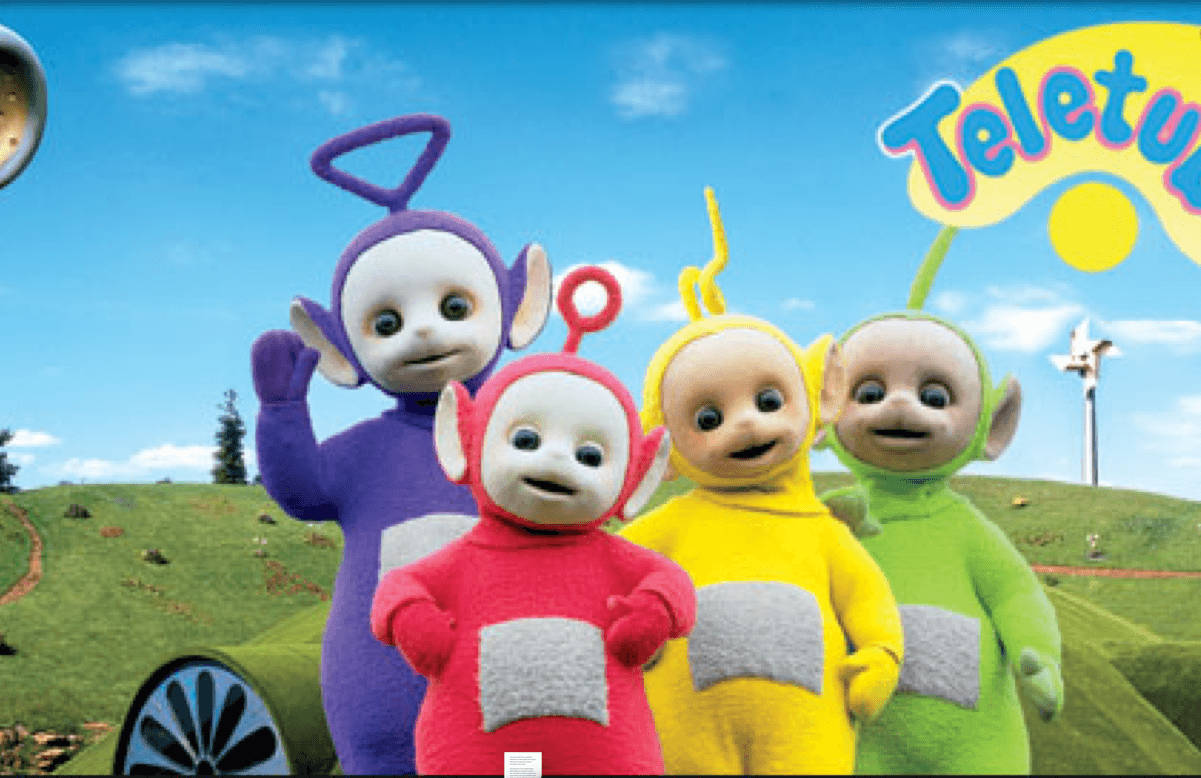 Cartoon 桌布 壁紙 — 四個色彩繽紛的Teletubbies在藍天下愉快地站在草地上，角落有節目標誌。