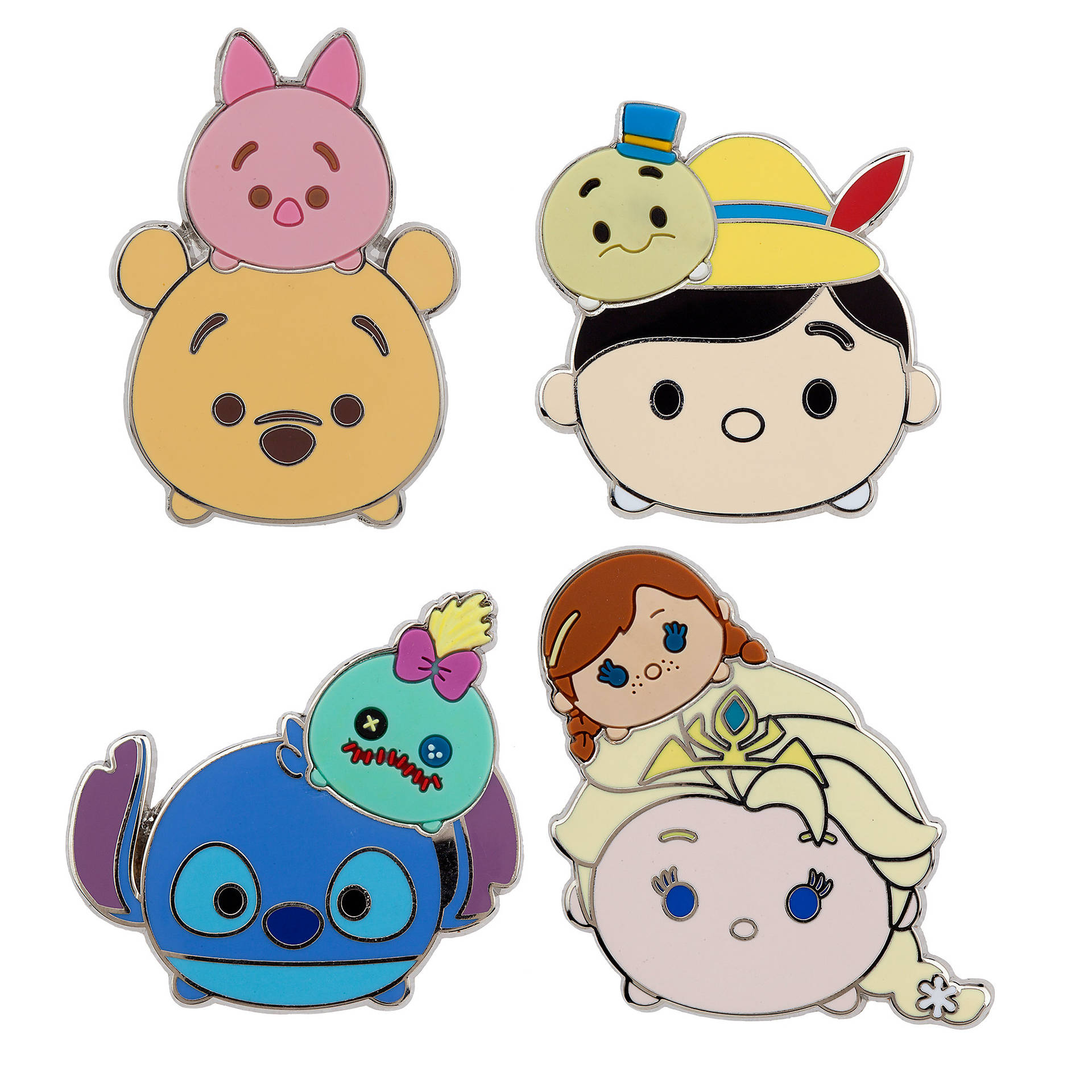 四個迪士尼Tsum Tsum角色徽章，包括小熊維尼、小豬、小叮噹和貝兒。 — Tsum tsum 壁紙
