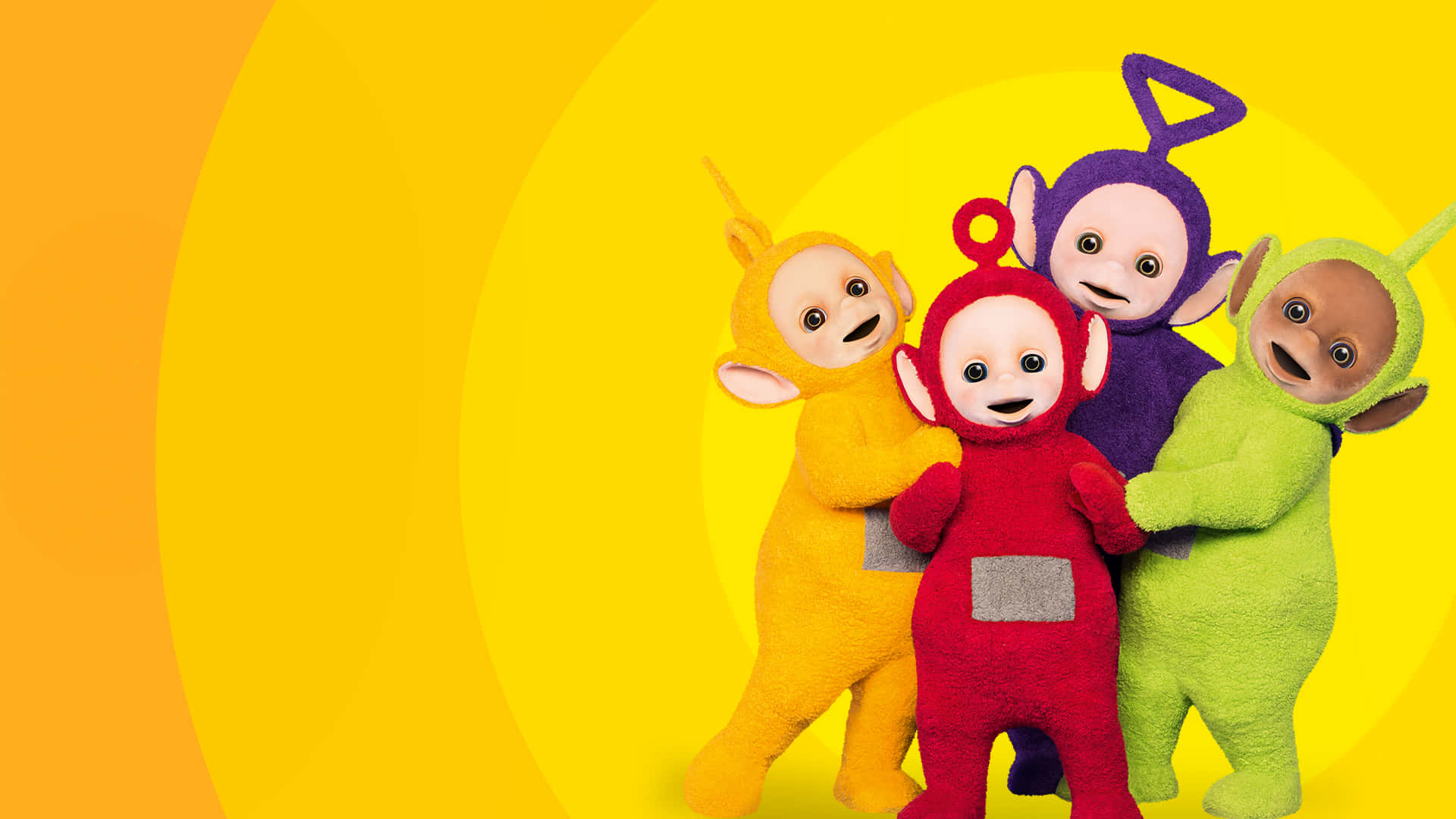 Teletubbies 桌布 壁紙 — 四個色彩繽紛的天線寶寶穿著鮮豔服裝，在明亮的黃色漸變背景前愉快地擺姿勢。