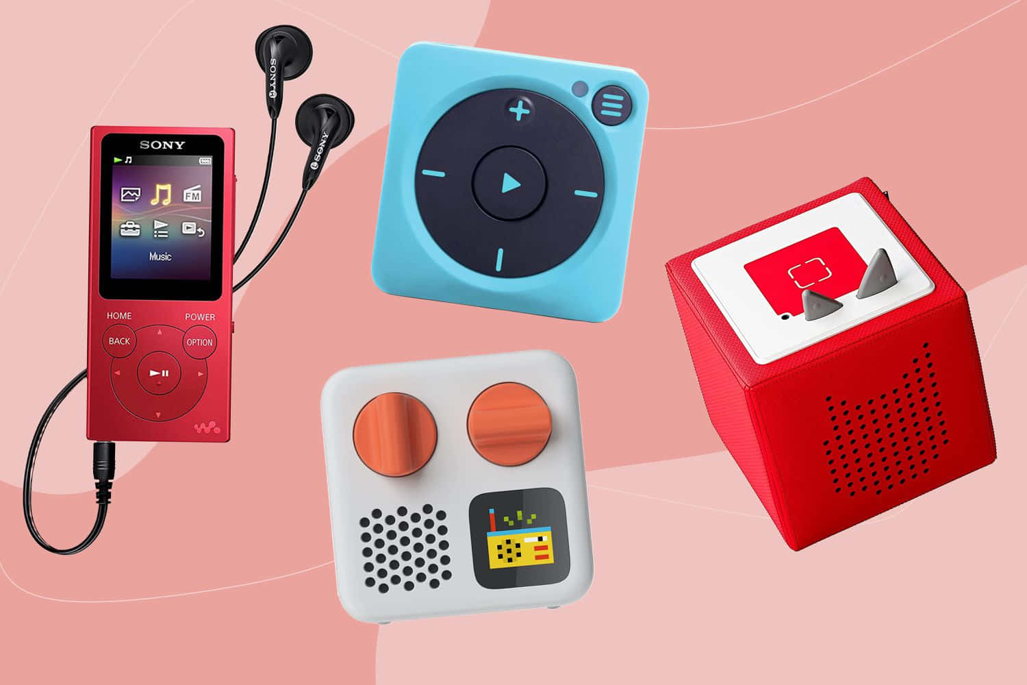 Music Player 桌布 壁紙 — 四個色彩繽紛的復古手提音樂播放器漂浮在柔和的粉紅色漸變背景上。