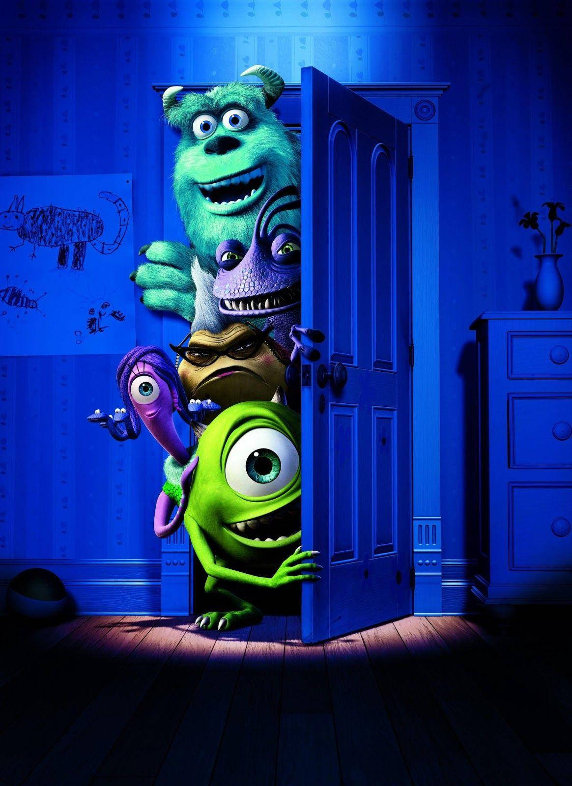 sulley 桌布 壁紙 — 四個色彩繽紛的怪物在燈光昏暗的兒童臥室裡頑皮地透過藍色門窺視。
