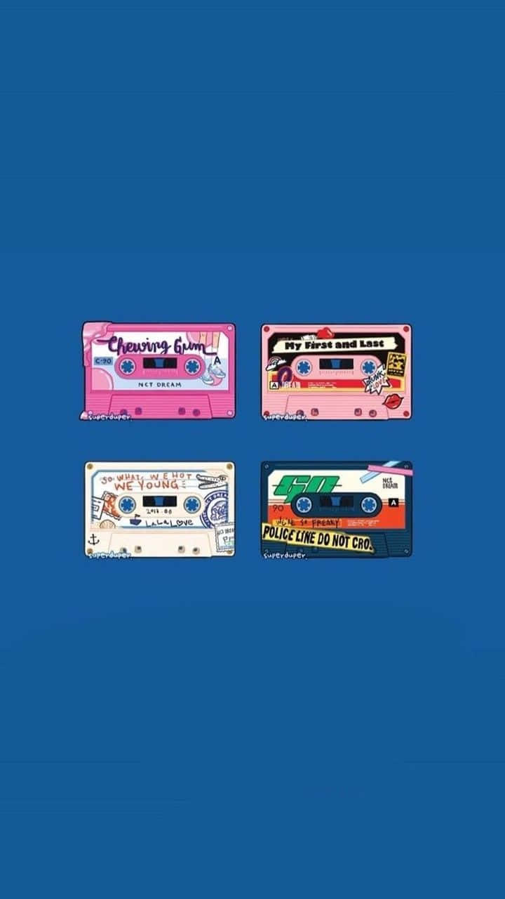 Aesthetic Music 桌布 壁紙 — 四個色彩繽紛的插圖卡式錄音帶，帶有古怪標籤，漂浮在純藍色背景上。