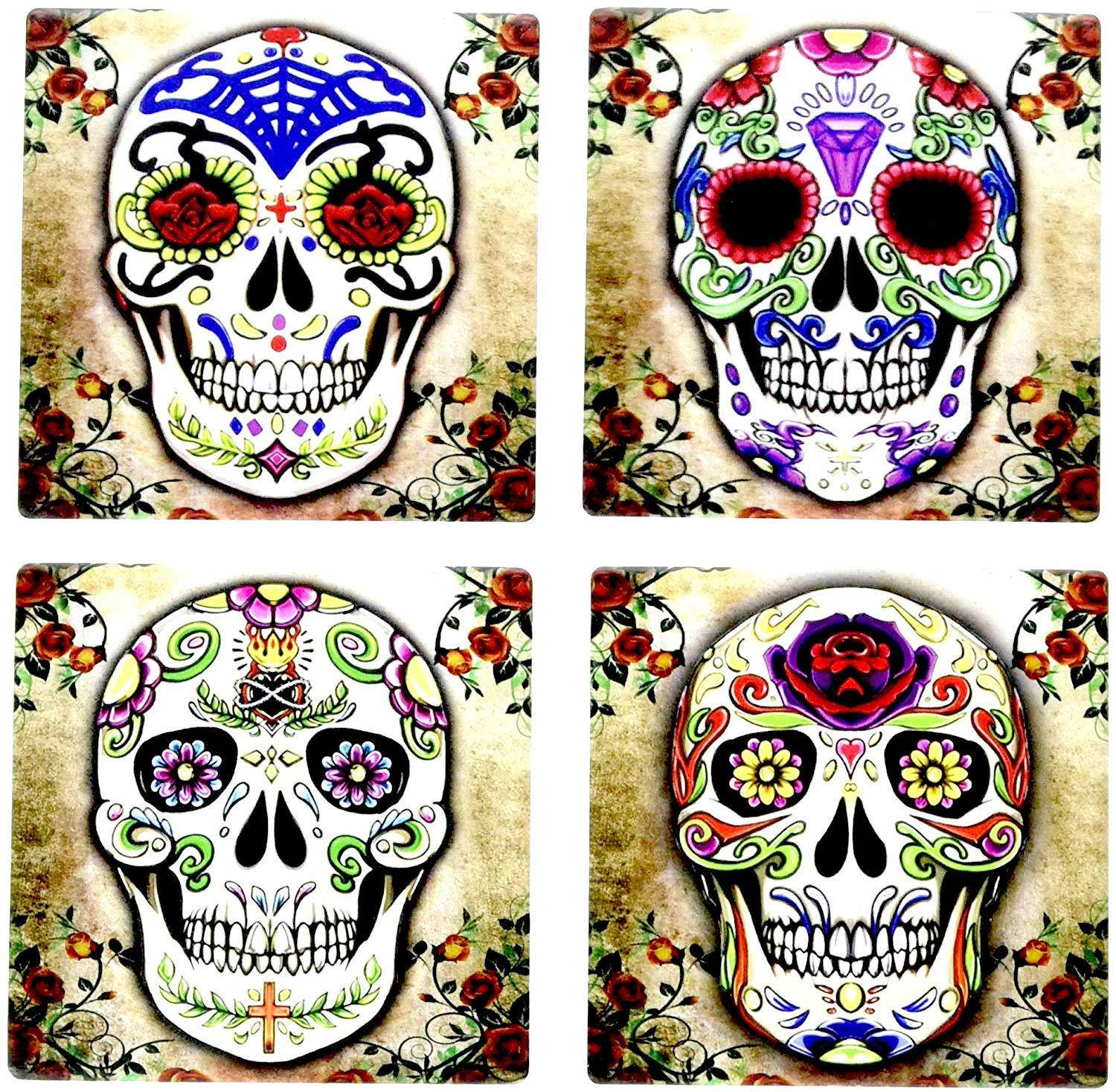 Dia De Los Muertos 桌布 壁紙 — 四個色彩繽紛的糖骷髏，帶有花卉圖案和玫瑰，位於有紋理的米色背景上。