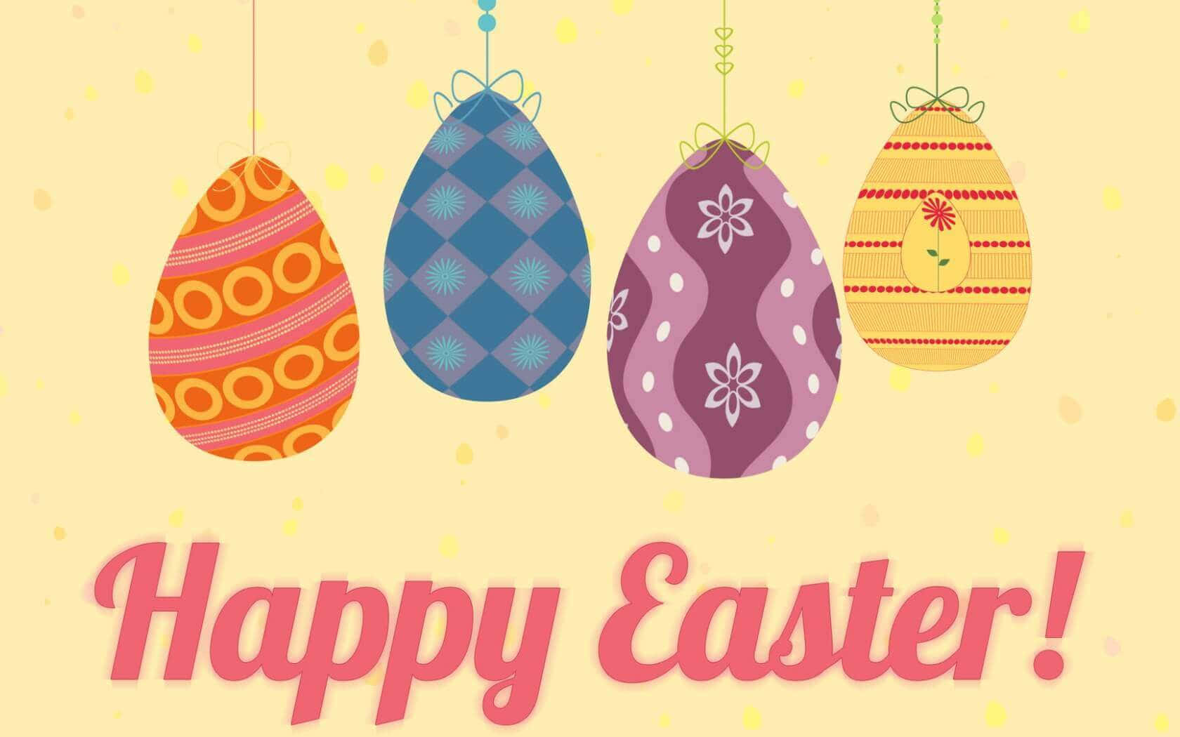 Cute Happy Easter 桌布 壁紙 — 四個色彩鮮豔的復活節彩蛋掛在柔和的黃色背景上，下方有粉紅色的「Happy Easter!」字樣。