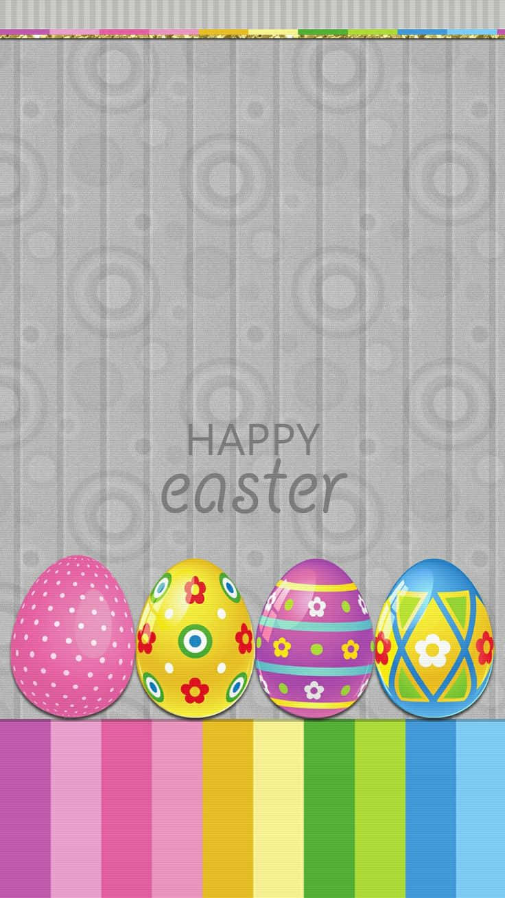 Cute Happy Easter 桌布 壁紙 — 四個色彩鮮豔的復活節彩蛋放在彩色條紋底座上，背景為灰色圖案，並帶有「Happy Easter」文字。