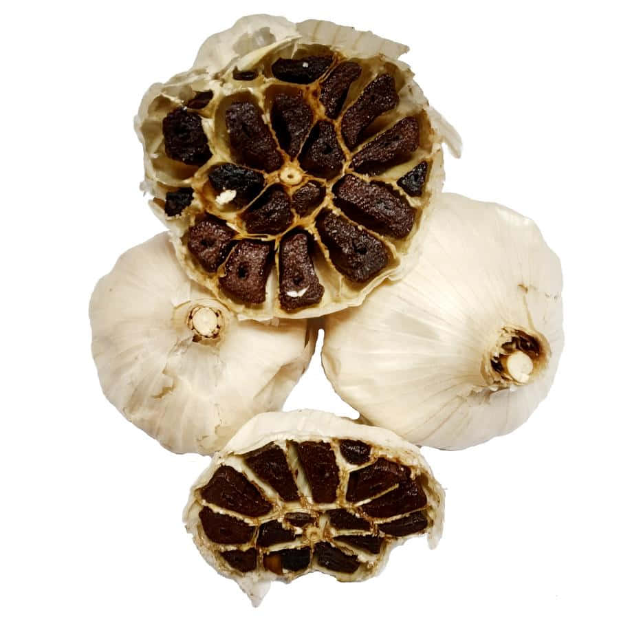 Black Garlic 桌布 壁紙 — 四個蒜頭，其中一個被切開，露出深棕色的蒜瓣，背景為純白色。