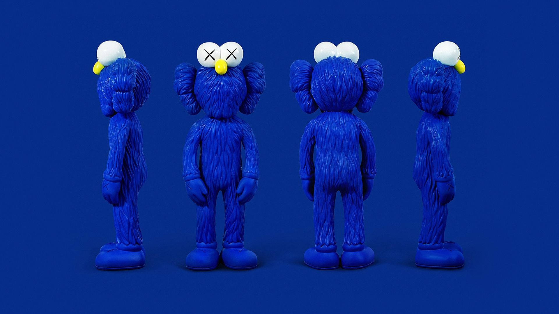 KAWS 桌布 壁紙 — 四個藍色KAWS公仔排成一排，背景為純藍色，兩個面向正面，眼睛呈X形，兩個背對。