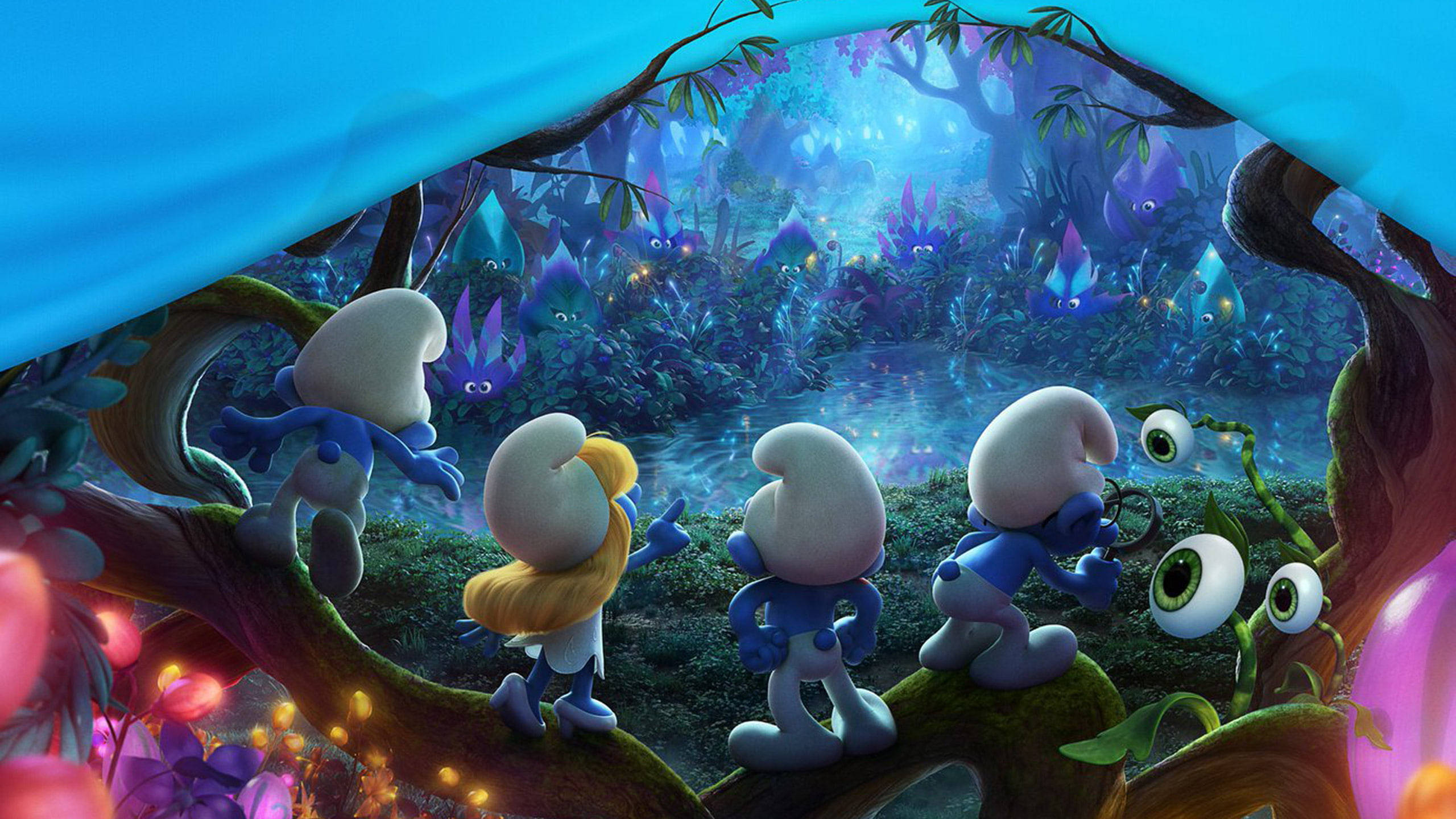 Smurfs 桌布 壁紙 — 四個藍色小精靈從樹枝上窺視一個發光的神秘森林，裡面充滿了紫色水晶和巨大的眼球。