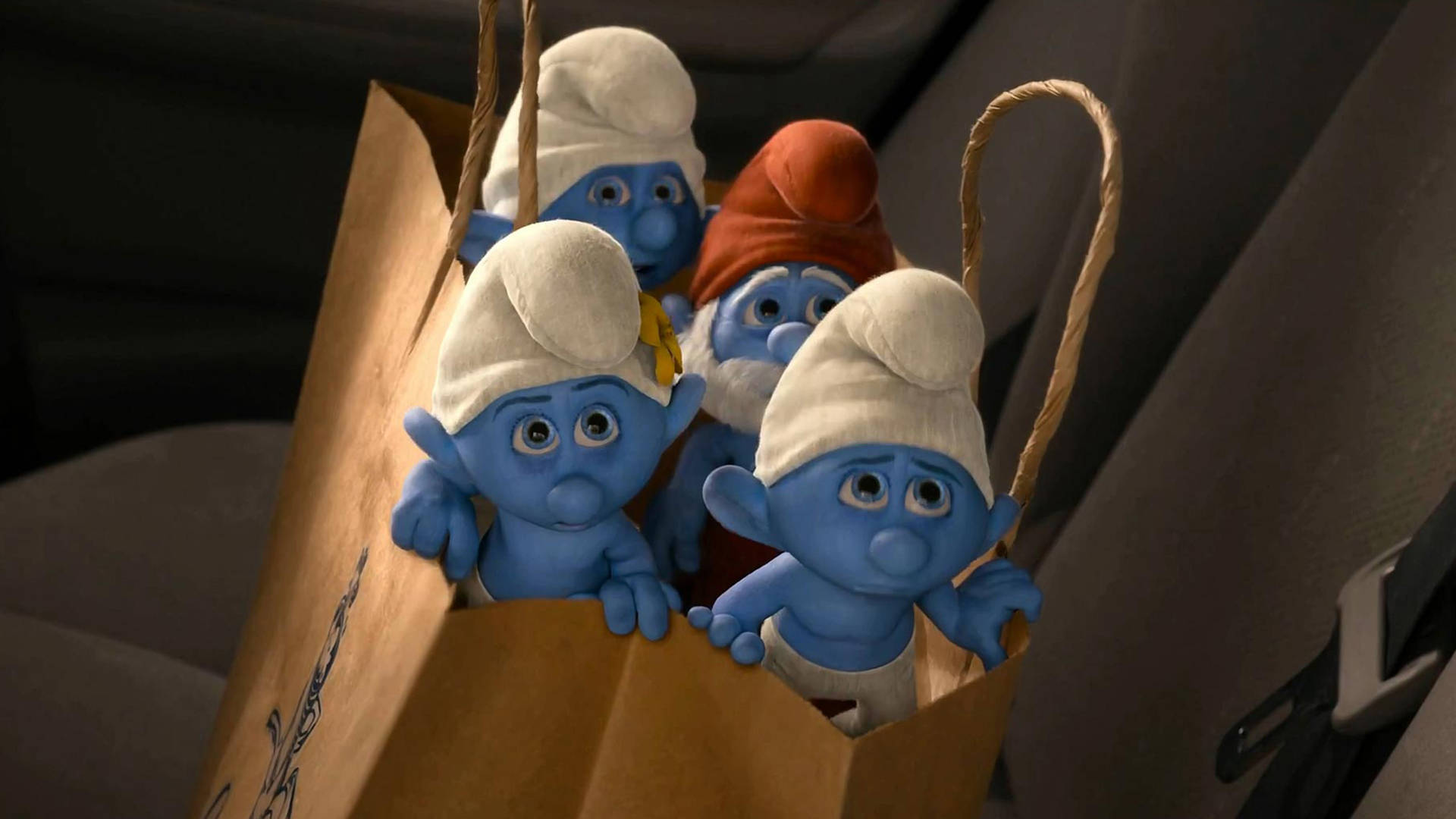 Smurfs 桌布 壁紙 — 四個藍色藍精靈好奇地從汽車座椅內的棕色紙袋中探頭張望。