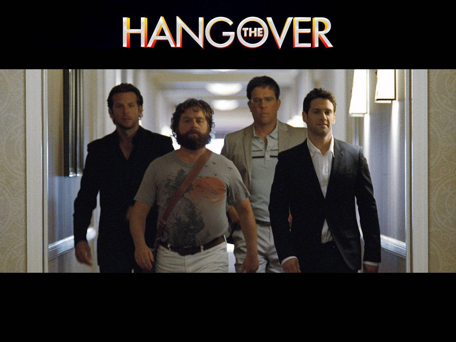 the hangover 桌布 壁紙 — 四個衣著不整的男人在飯店走廊行走，上方有電影標題《醉後大丈夫》。