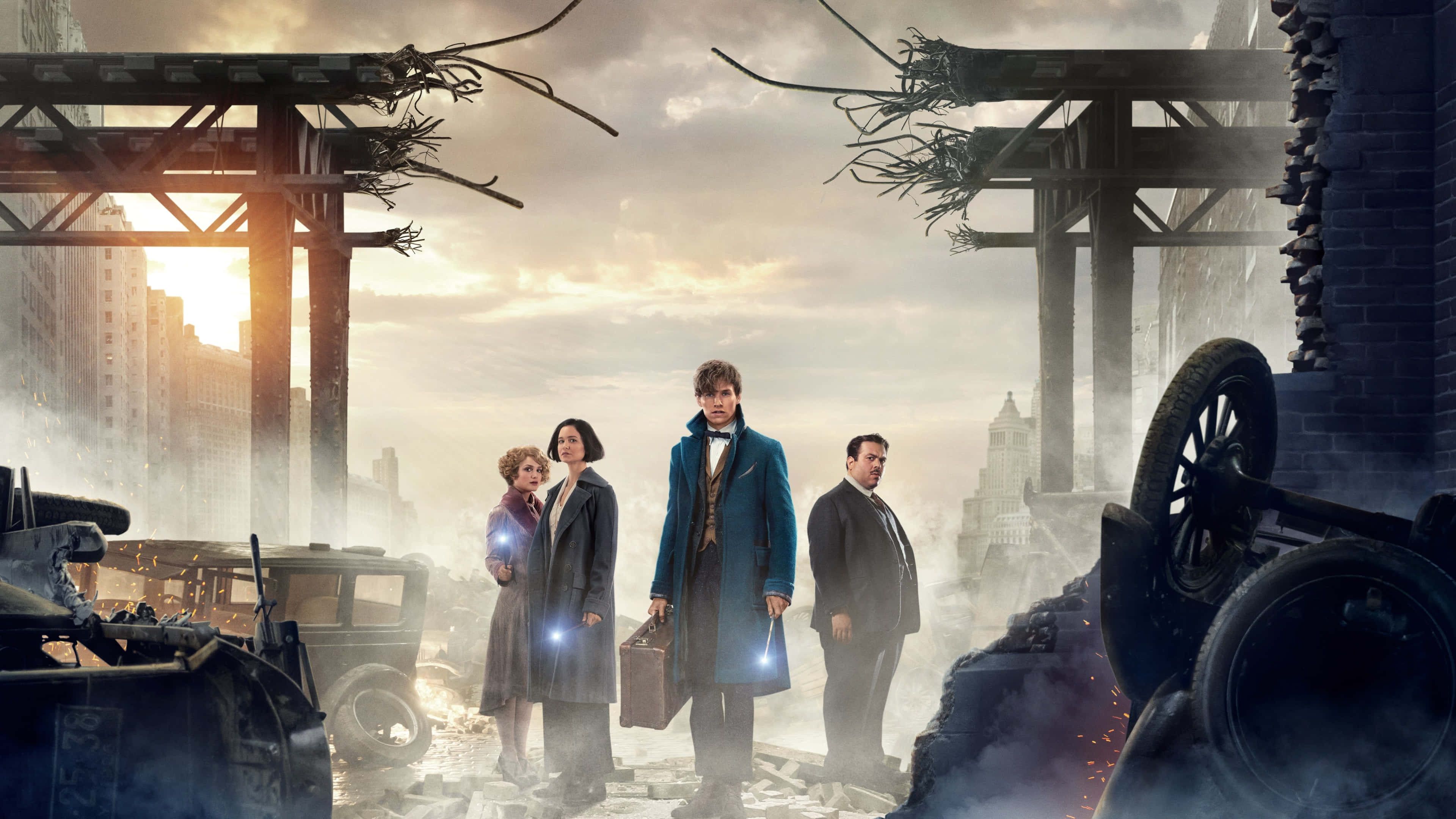 Fantastic Beasts 桌布 壁紙 — 四個角色站在廢墟和破損車輛之中，身處一個被金色夕陽光芒籠罩的毀滅城市景觀。