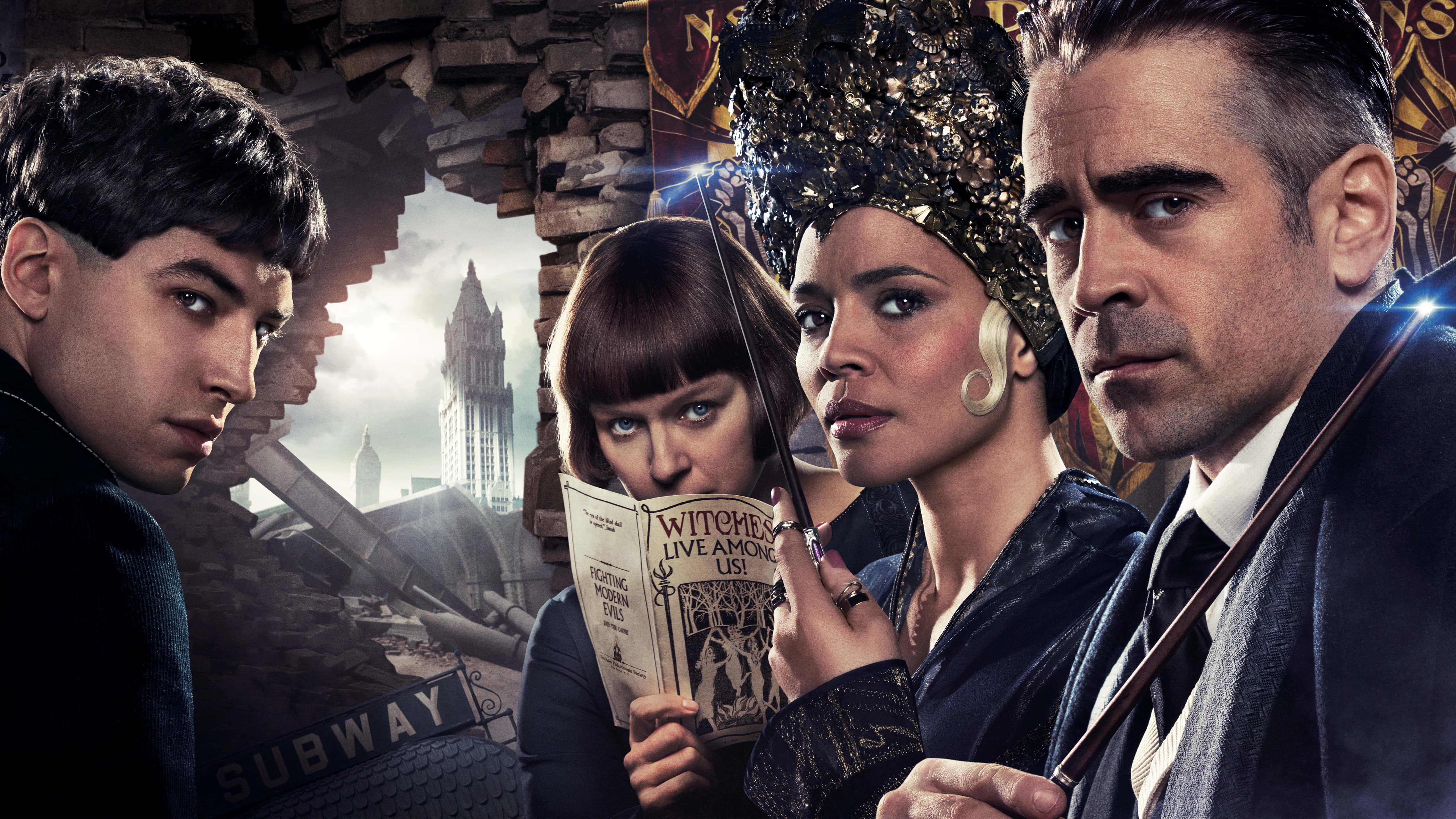 Fantastic Beasts 桌布 壁紙 — 四個身穿巫師服裝的角色站在瓦礫中，透過破損的牆壁可以看到城市天際線。