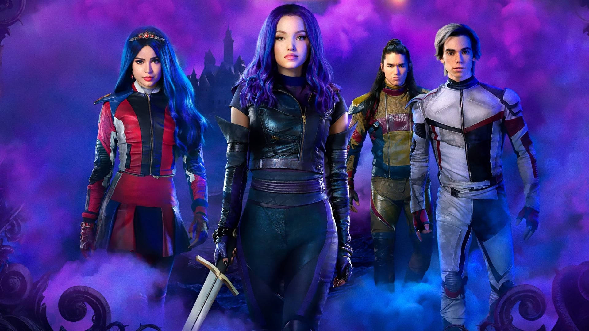 Descendants 桌布 壁紙 — 四個身穿彩色盔甲的奇幻角色自信地站在一個旋轉的紫色和藍色魔法背景前，背景有城堡輪廓。