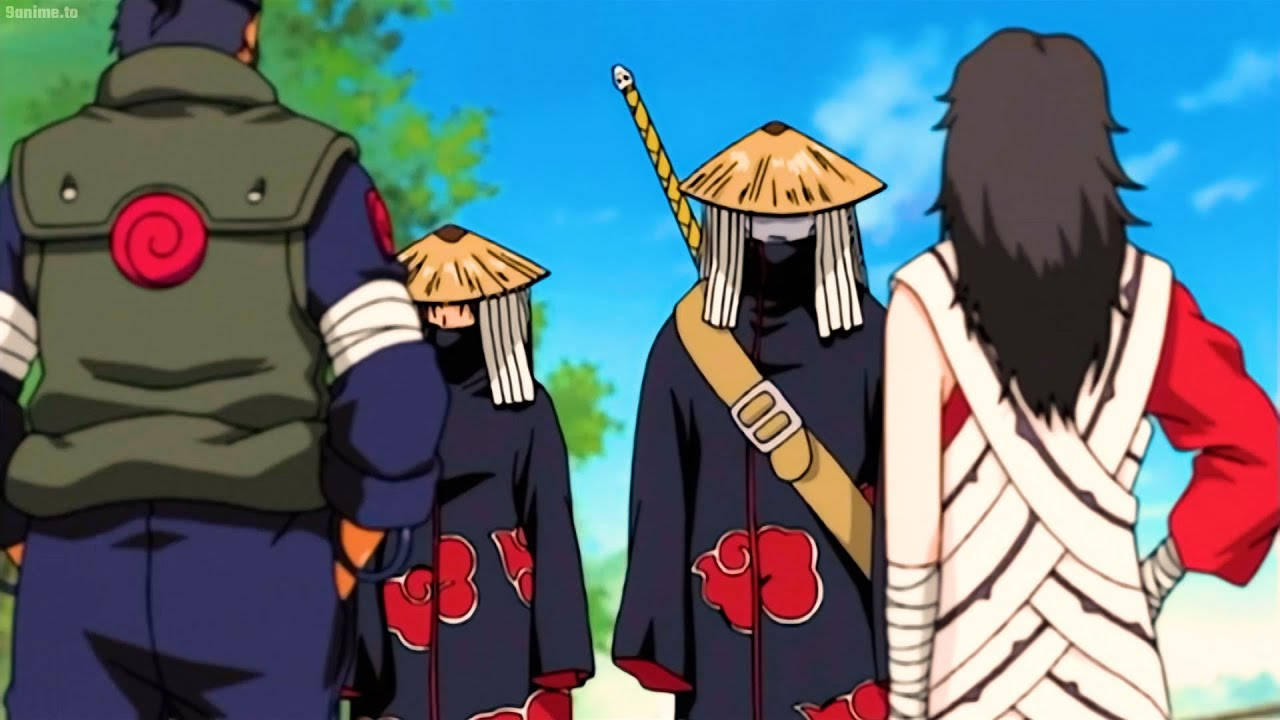 Itachi And Kisame 桌布 壁紙 — 四個身穿獨特斗篷和頭飾的忍者角色，在藍天綠樹下戶外站立。