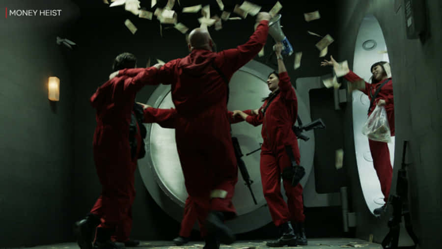 Money Heist Mask 桌布 壁紙 — 四個身穿紅色連身衣的人物在金庫內慶祝，金錢如雨般灑落在他們周圍。