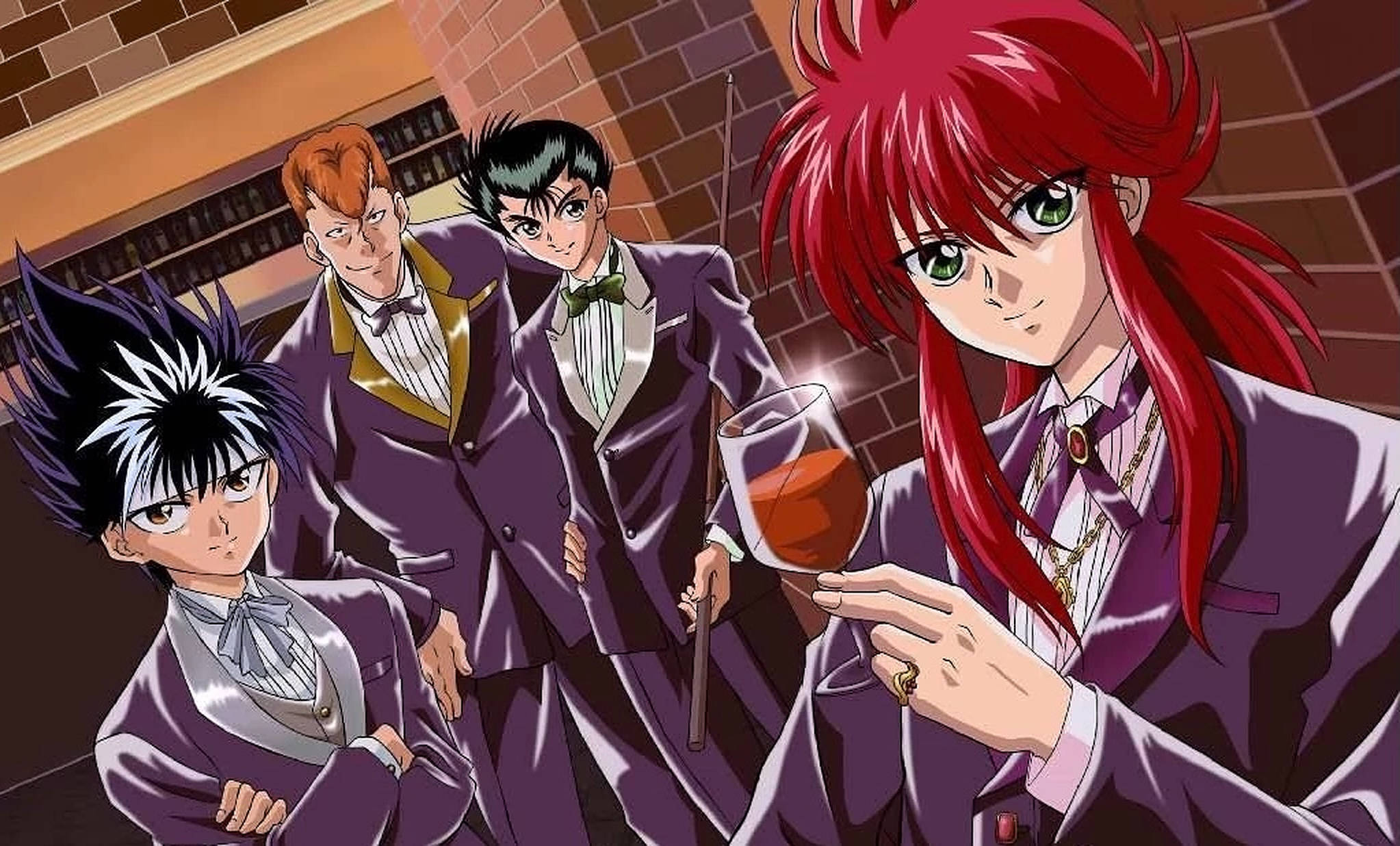 yuyu hakusho 桌布 壁紙 — 四個身穿紫色燕尾服的動漫角色站在昏暗的酒吧裡，背景有磚牆和酒瓶。