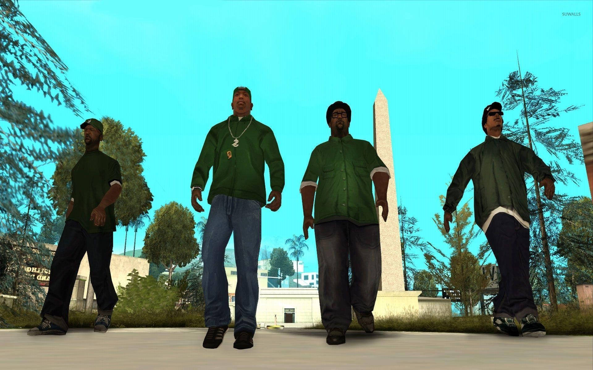 GTA 聖安地列斯 桌布 壁紙 — 四個身穿綠色外套的電子遊戲角色自信地走過一個風格化的城市公園，公園裡有一座方尖碑，天空是明亮的青色。