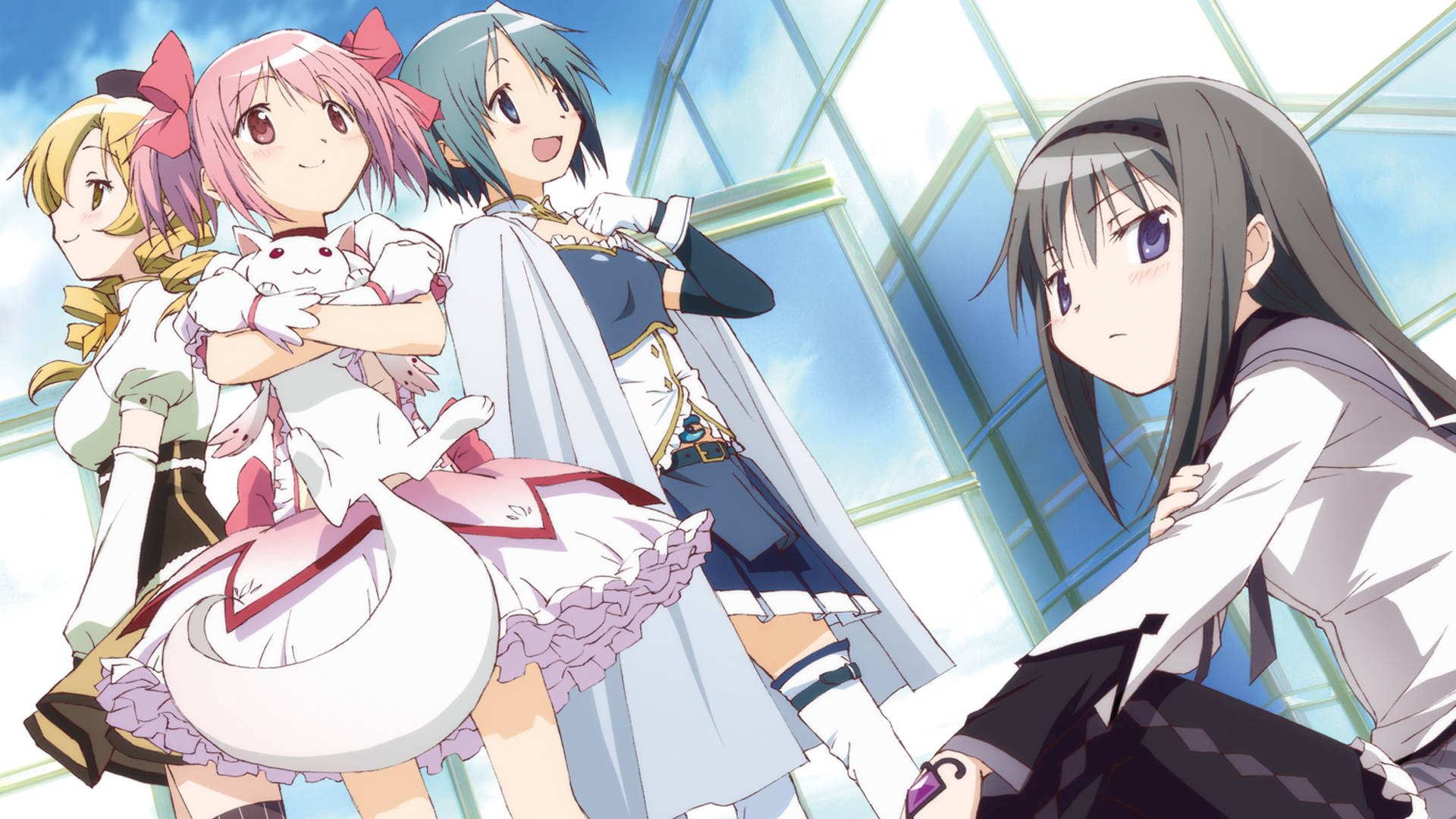 Madoka 桌布 壁紙 — 四個身穿色彩繽紛服裝的動漫女孩，在玻璃建築附近愉快地擺姿勢，背後是明亮的藍天。