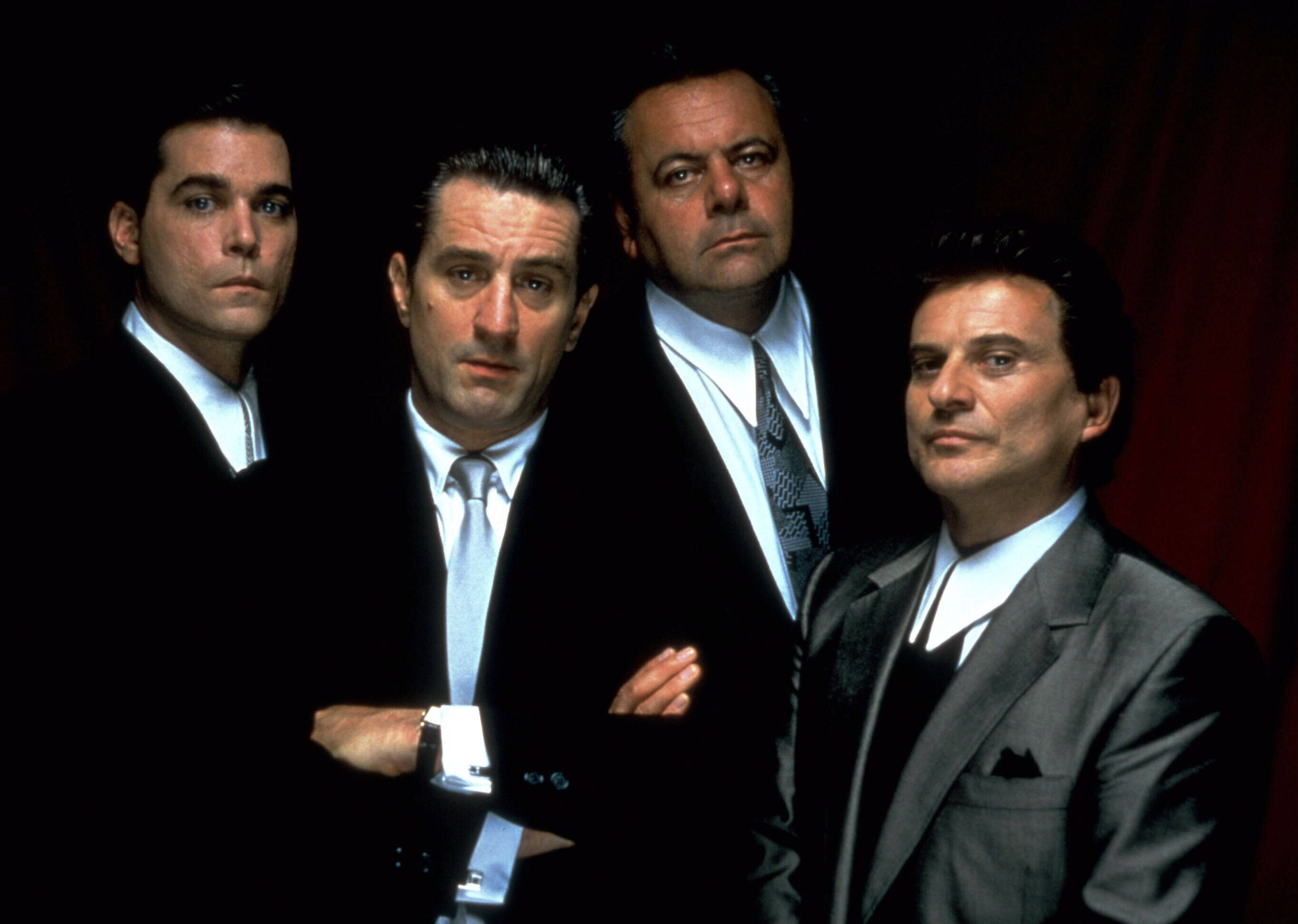 Robert De Niro 桌布 壁紙 — 四個身穿西裝的男人站在一個黑暗的攝影棚裡，身後有紅色窗簾，表情嚴肅而強烈。