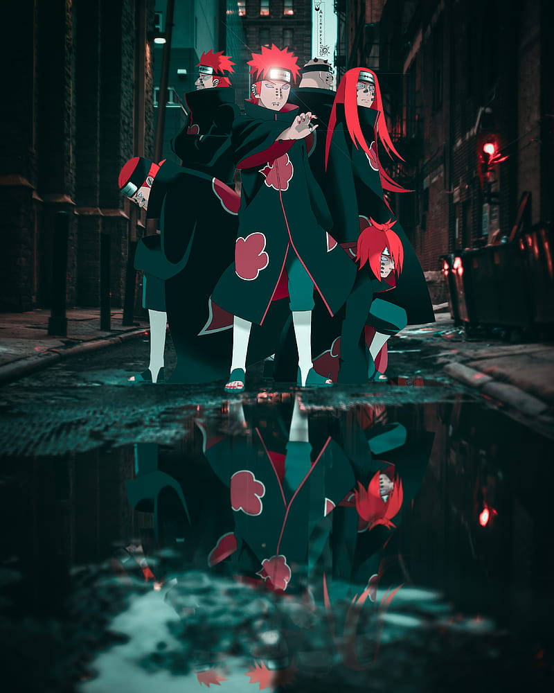 Cute Baddie 桌布 壁紙 — 四個身穿黑色斗篷、帶有紅色雲紋的動漫角色站在被雨水浸濕的小巷中，他們的倒影在霓虹燈下的水窪中閃爍。
