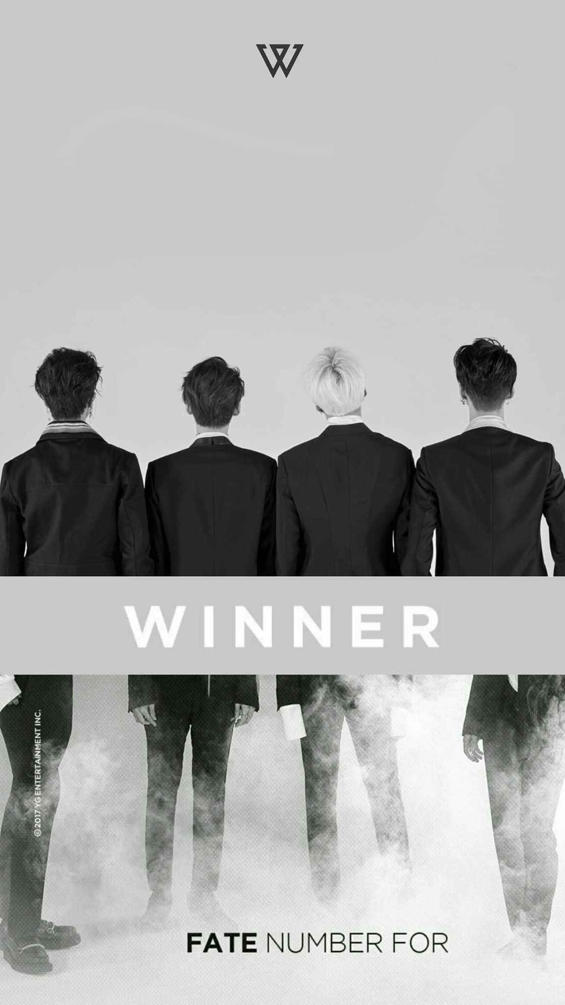 Winner 桌布 壁紙 — 四個身穿黑色西裝的男人背對鏡頭，站在煙霧繚繞的灰色背景前，並有粗體文字覆蓋。