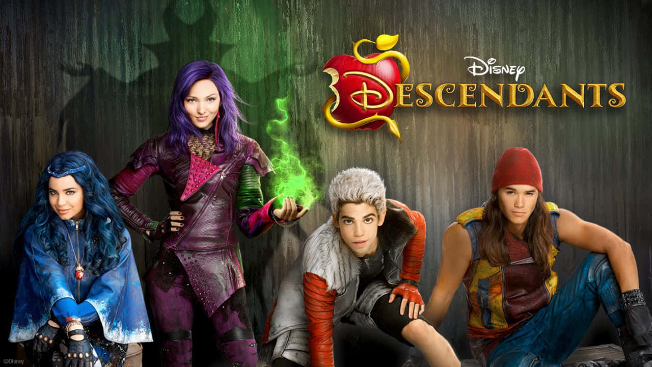 Disney Descendants 桌布 壁紙 — 四個迪士尼《星光繼承者》角色在深色木牆前擺出戲劇性姿勢，帶有發光的綠色魔法。