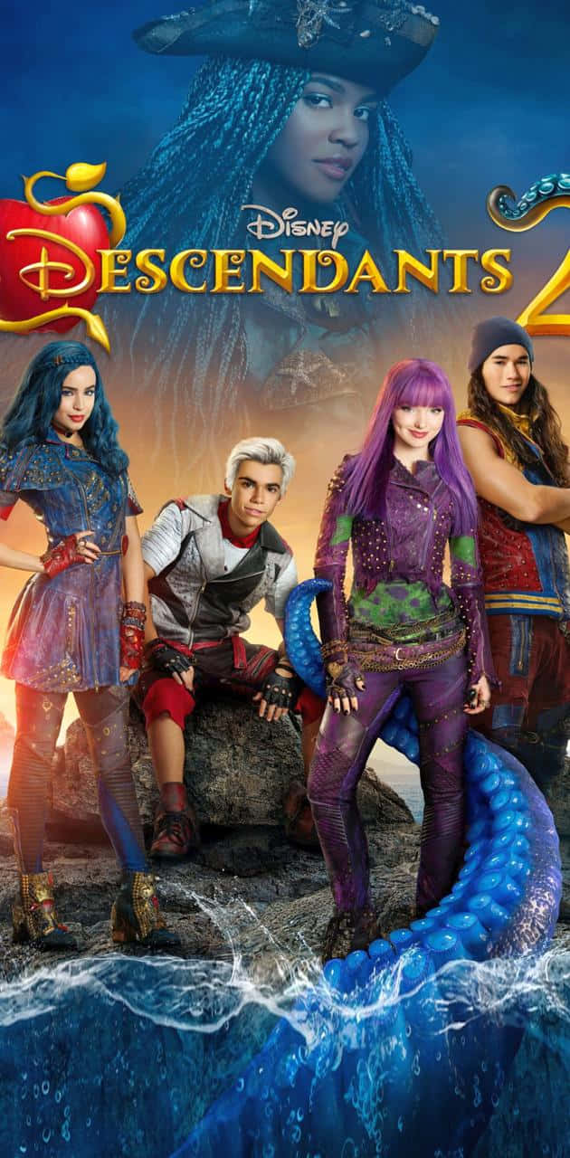 Disney Descendants 桌布 壁紙 — 四個迪士尼《星光繼承者4》角色站在岩石海岸上，背後有美人魚尾巴和海盜女王的身影。