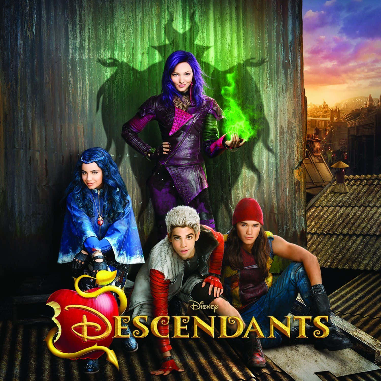 Descendants 桌布 壁紙 — 四個迪士尼Descendants角色在屋頂上擺姿勢，身後有發光的綠色魔法光環和陰暗的惡魔剪影。