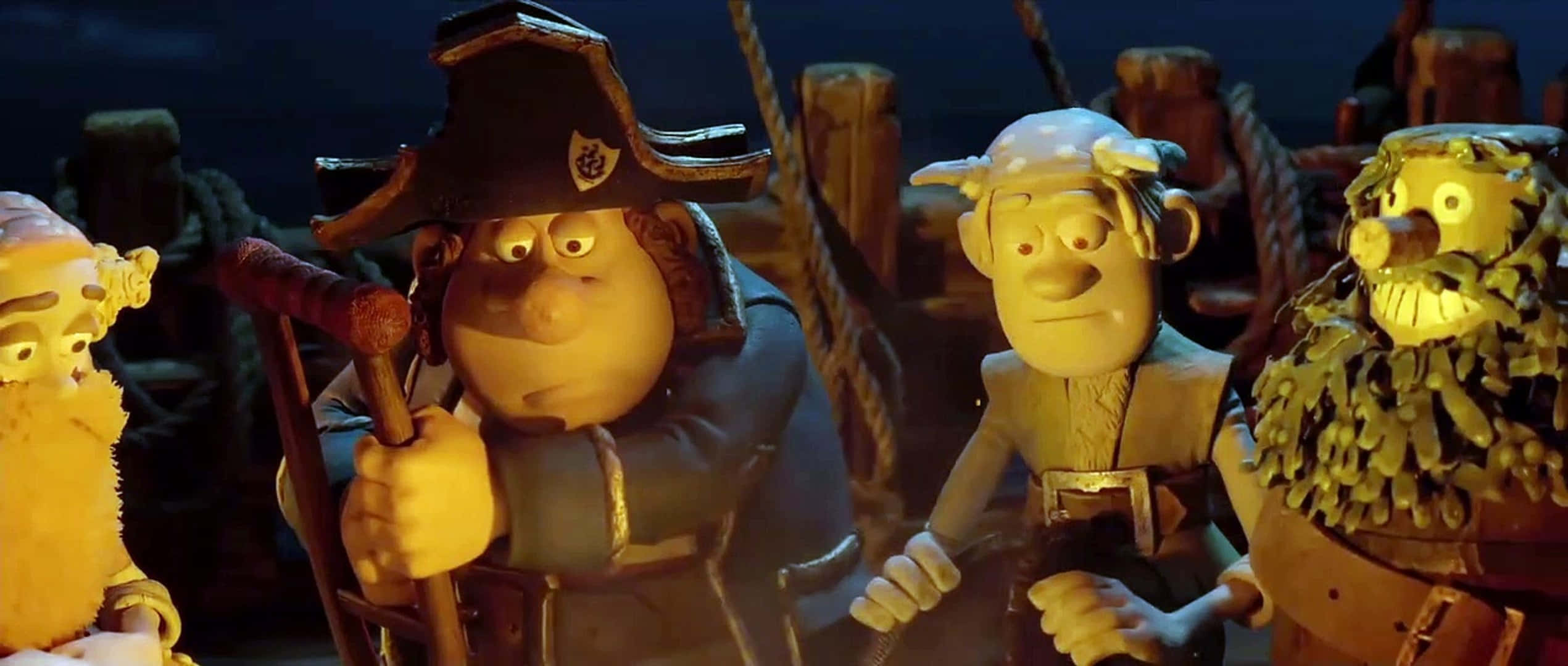 pirates 桌布 壁紙 — 四個造型誇張的怪誕黏土動畫海盜，在黑暗的天空下，站在燈光昏暗的船甲板上。