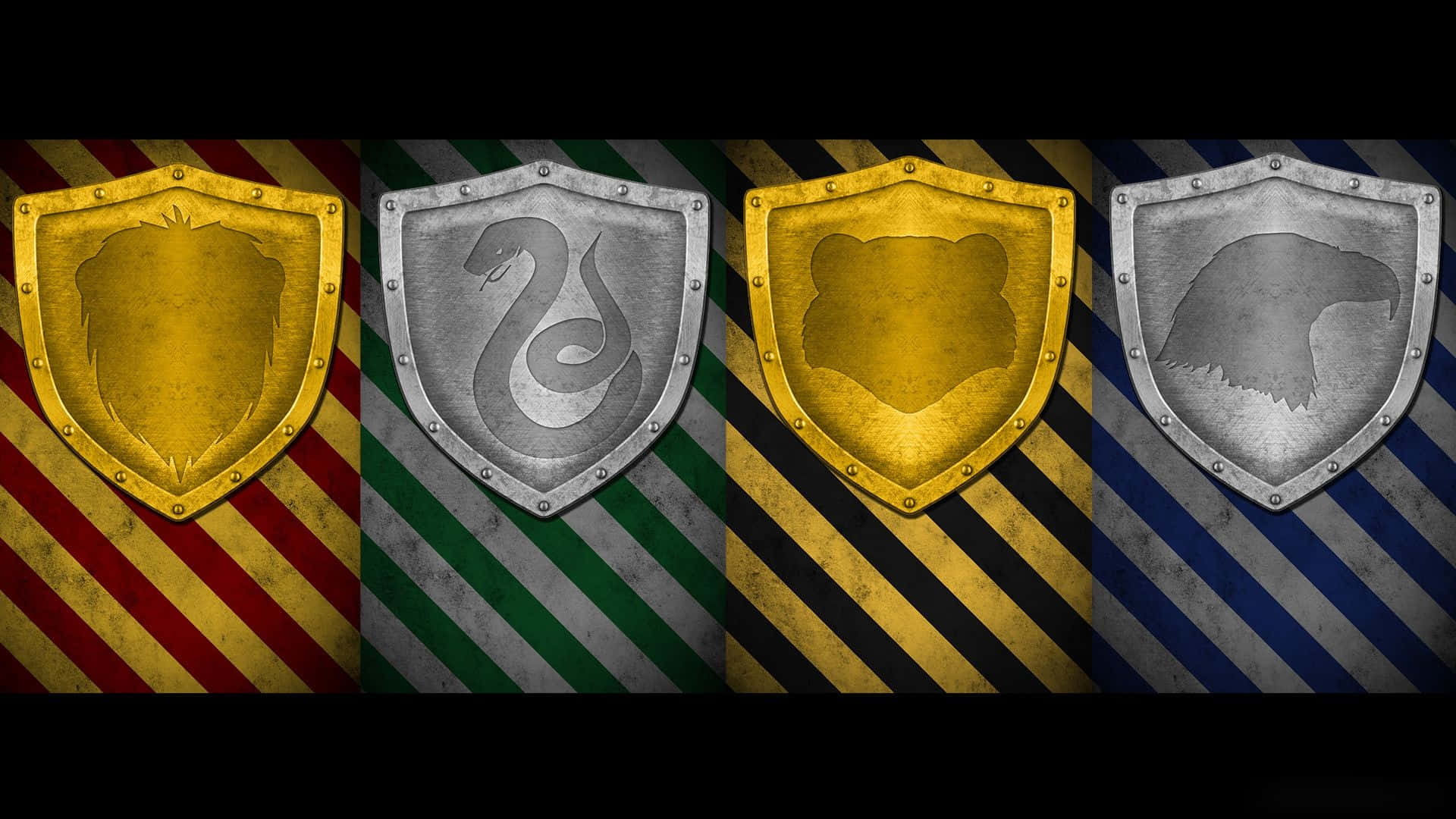 The Hogwarts Houses 桌布 壁紙 — 四個金屬盾牌上帶有動物徽章，置於條紋背景中，以大膽的圖形設計展示家族紋章。