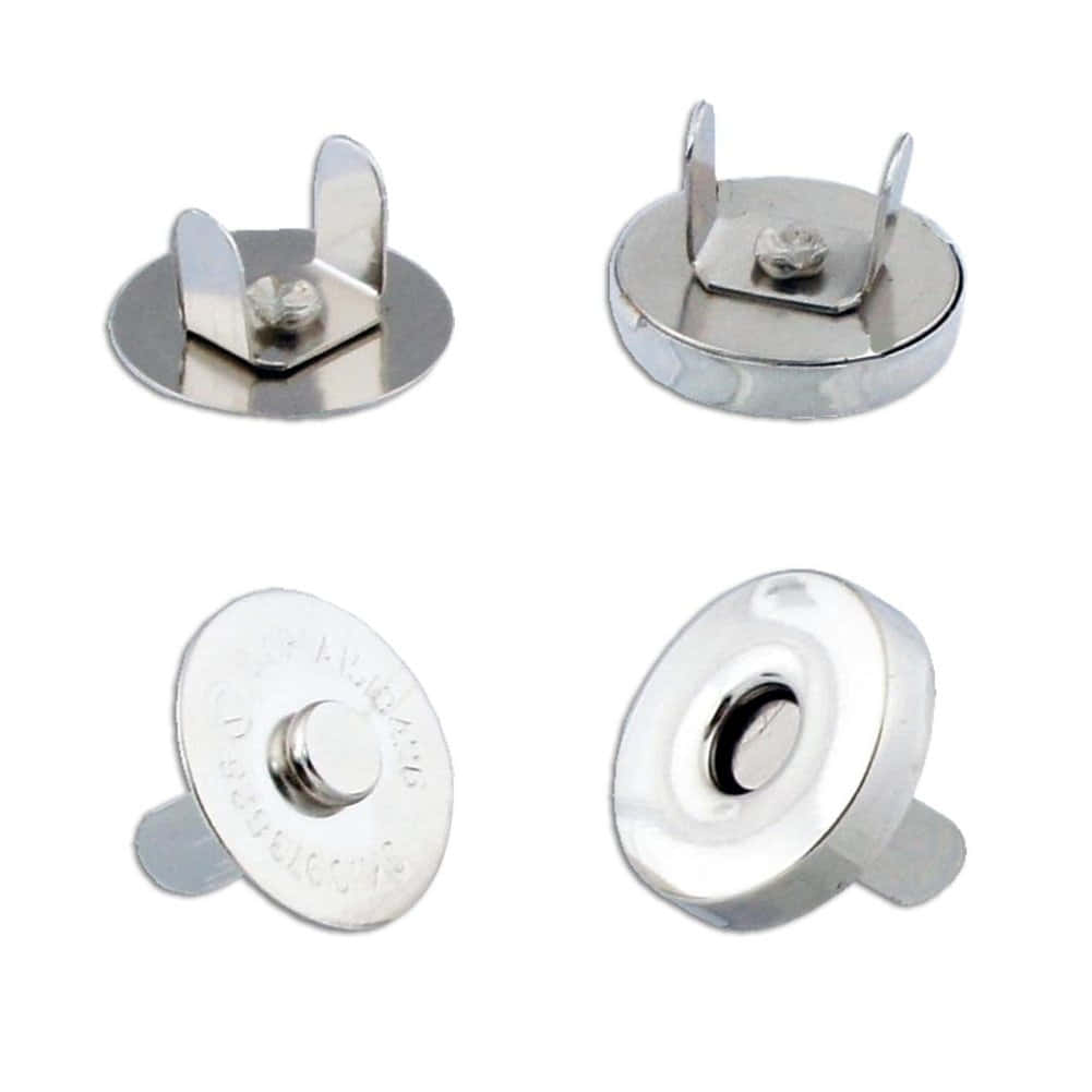 Buttons 桌布 壁紙 — 四個銀色磁力按扣從不同角度展示在潔白背景上。